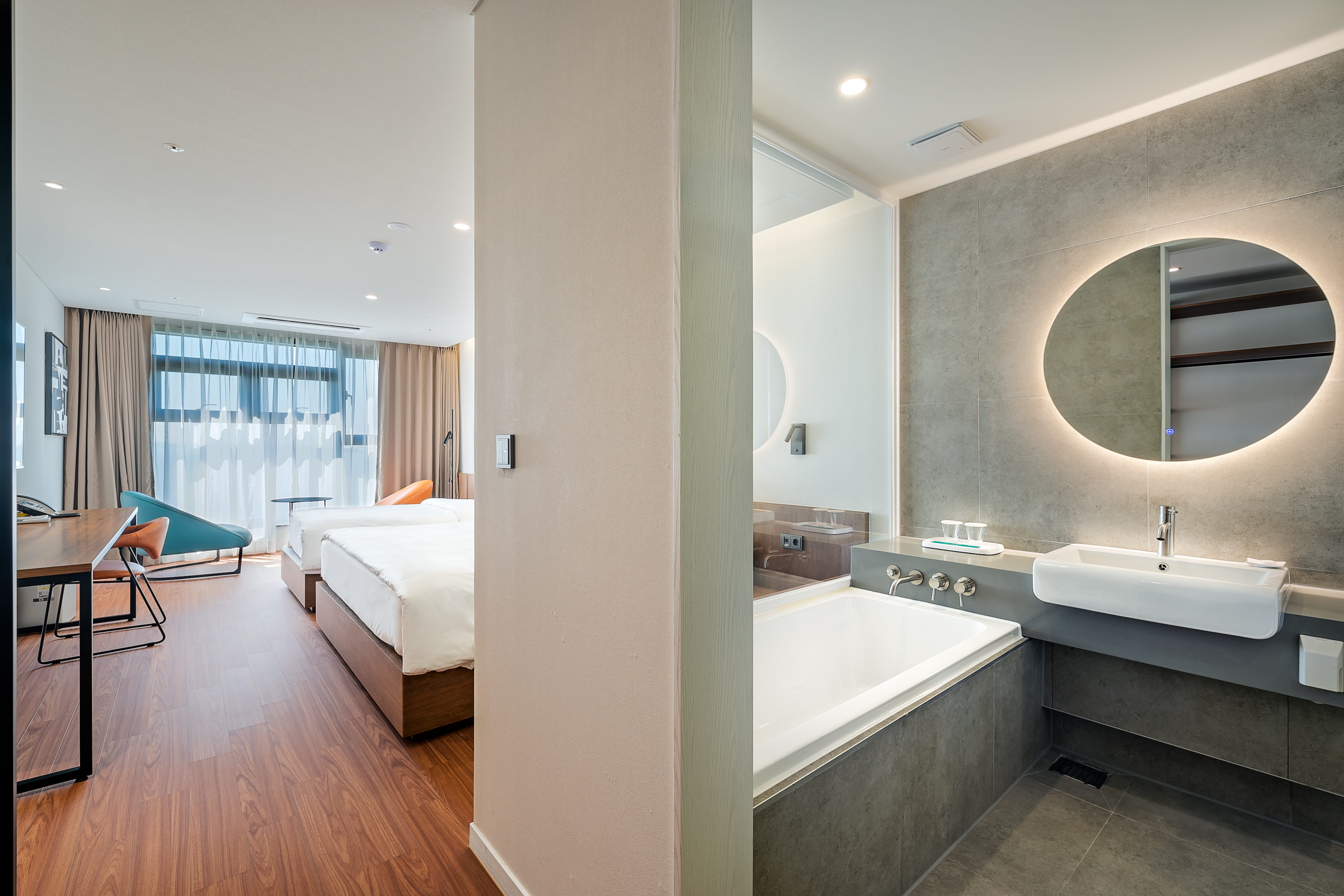 room detail thumbnail 2