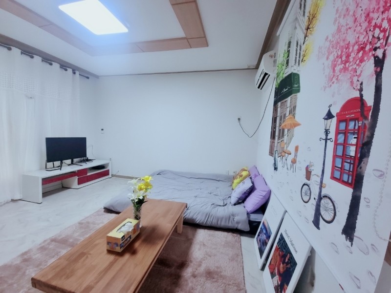 room detail thumbnail 1