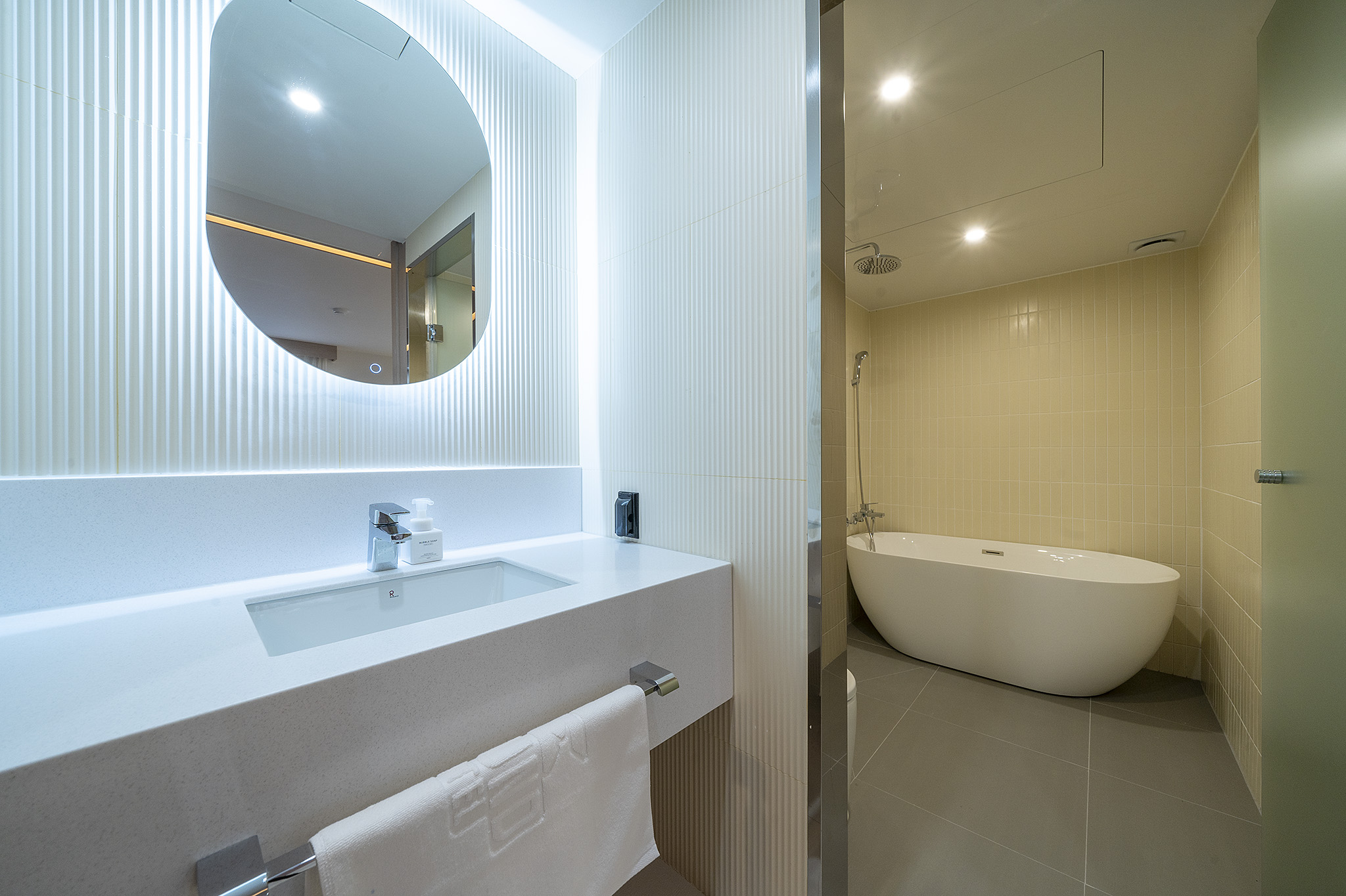 room detail thumbnail 2