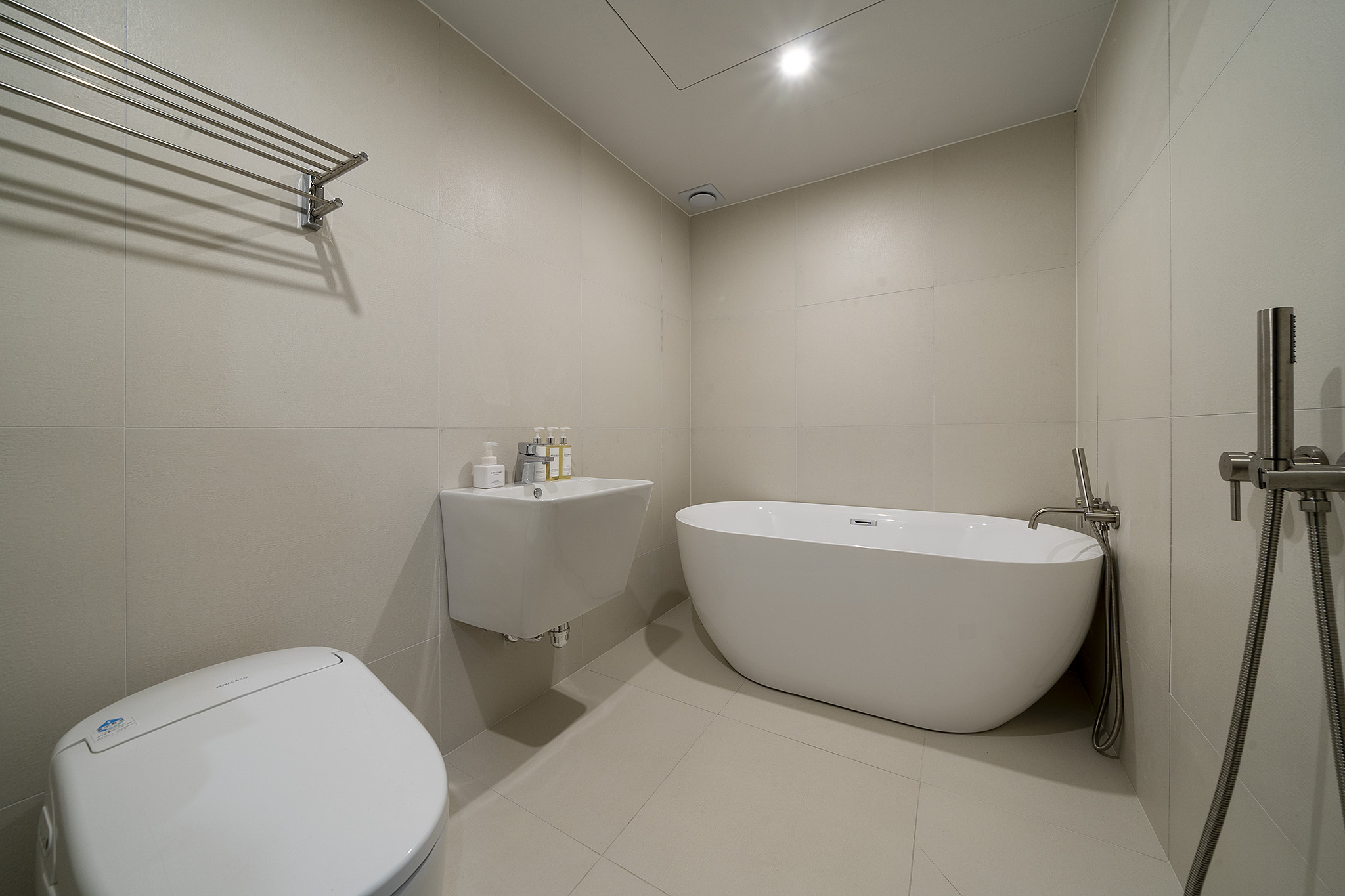 room detail thumbnail 2