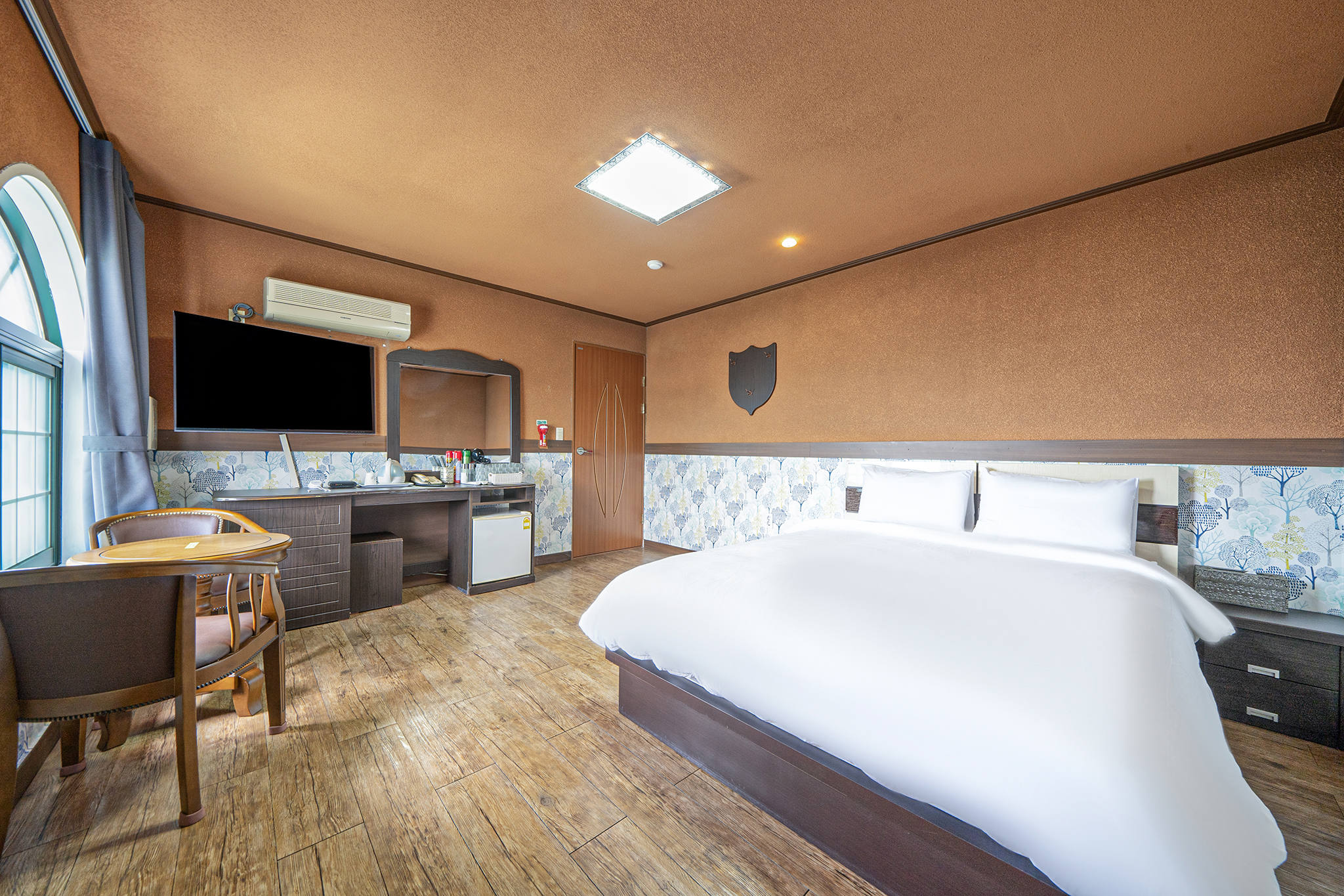 room detail thumbnail 2