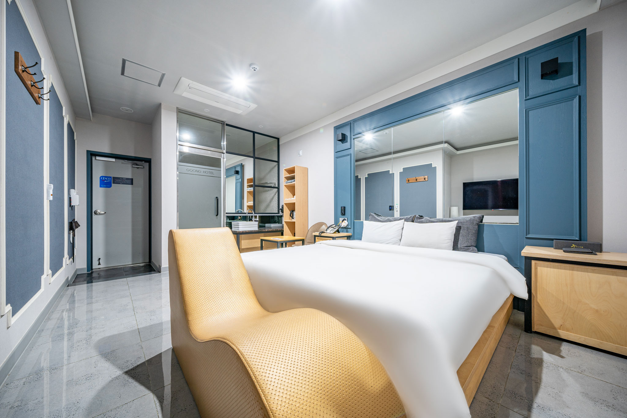 room detail thumbnail 1