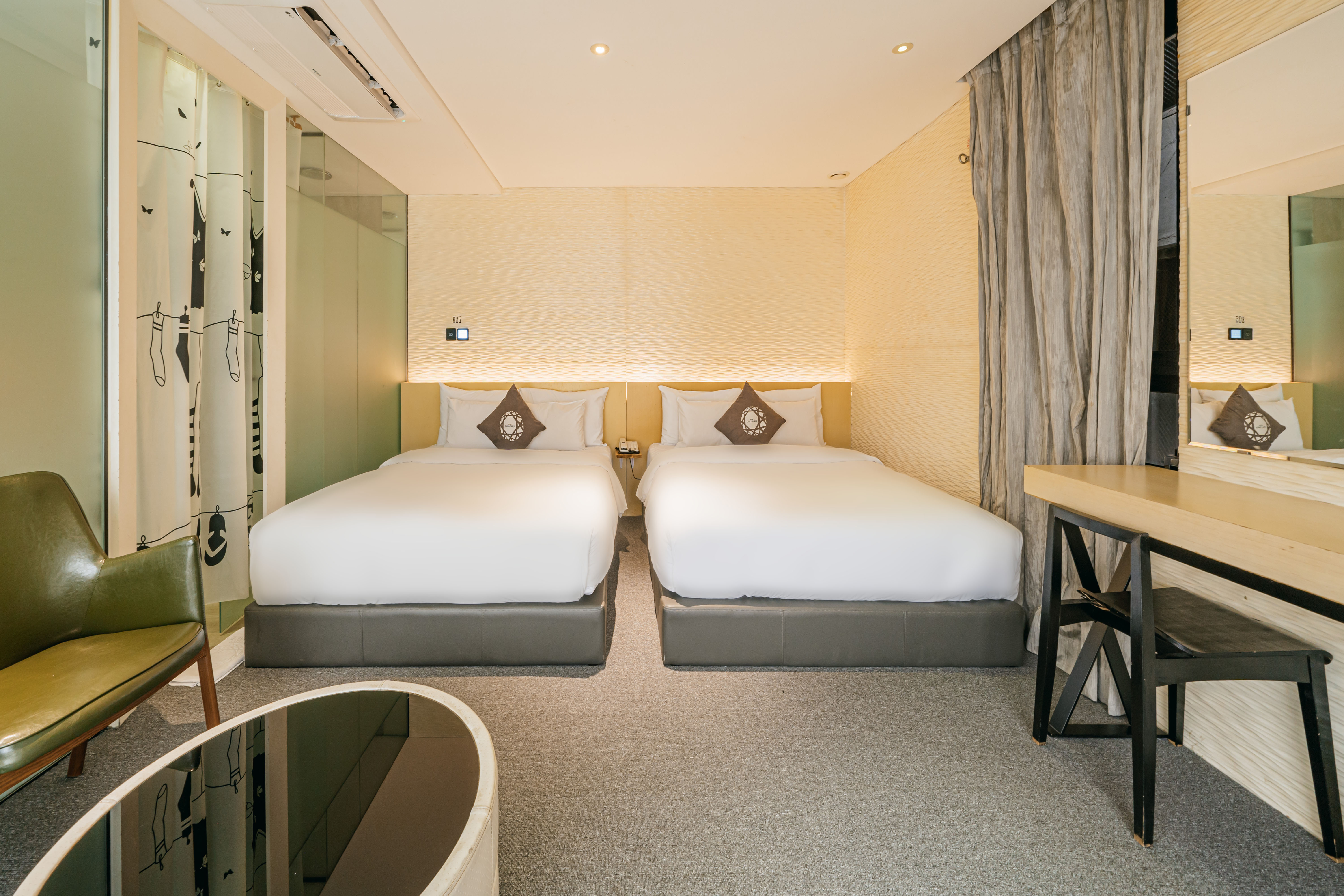 room detail thumbnail 2