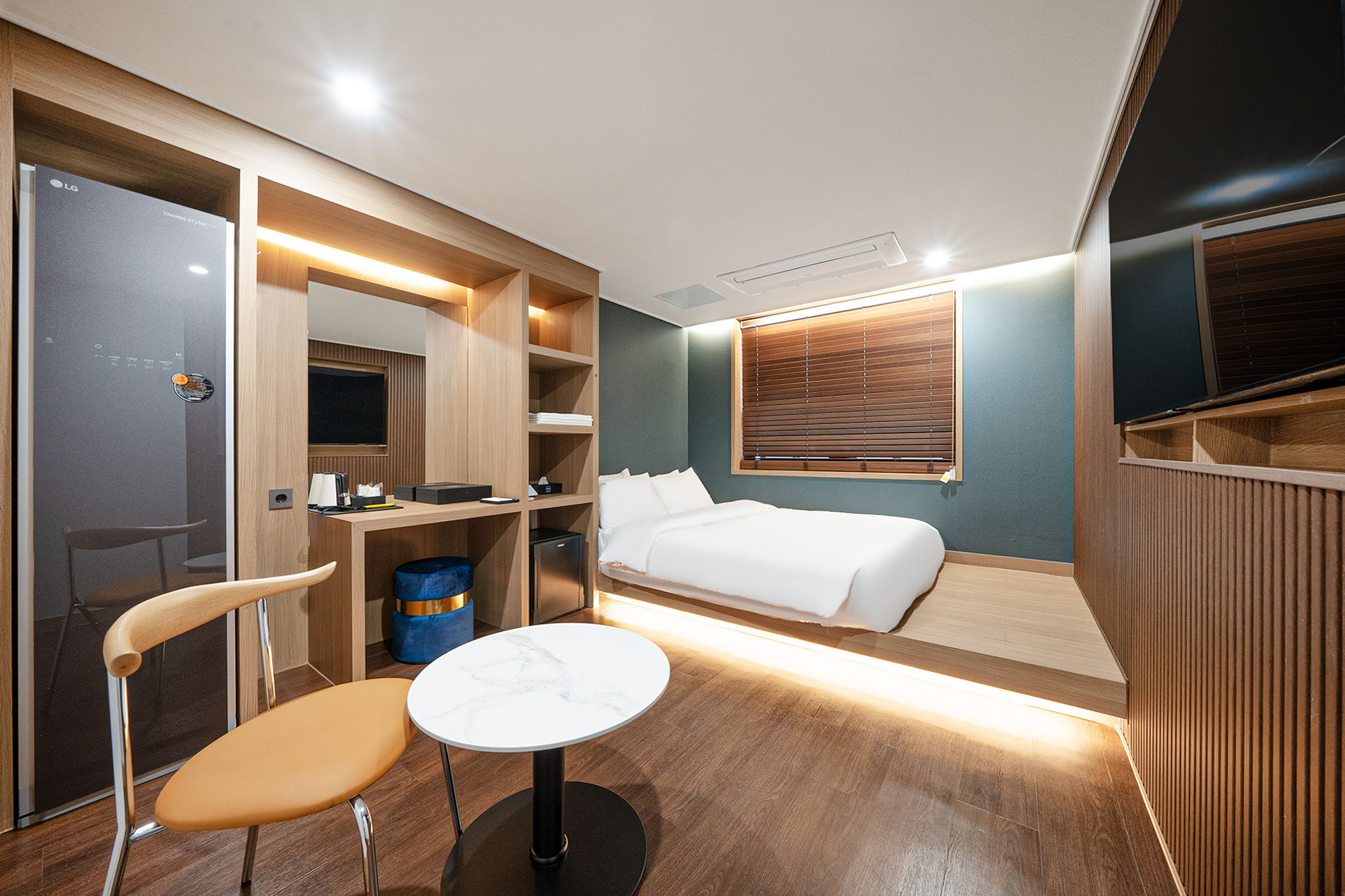 room detail thumbnail 1