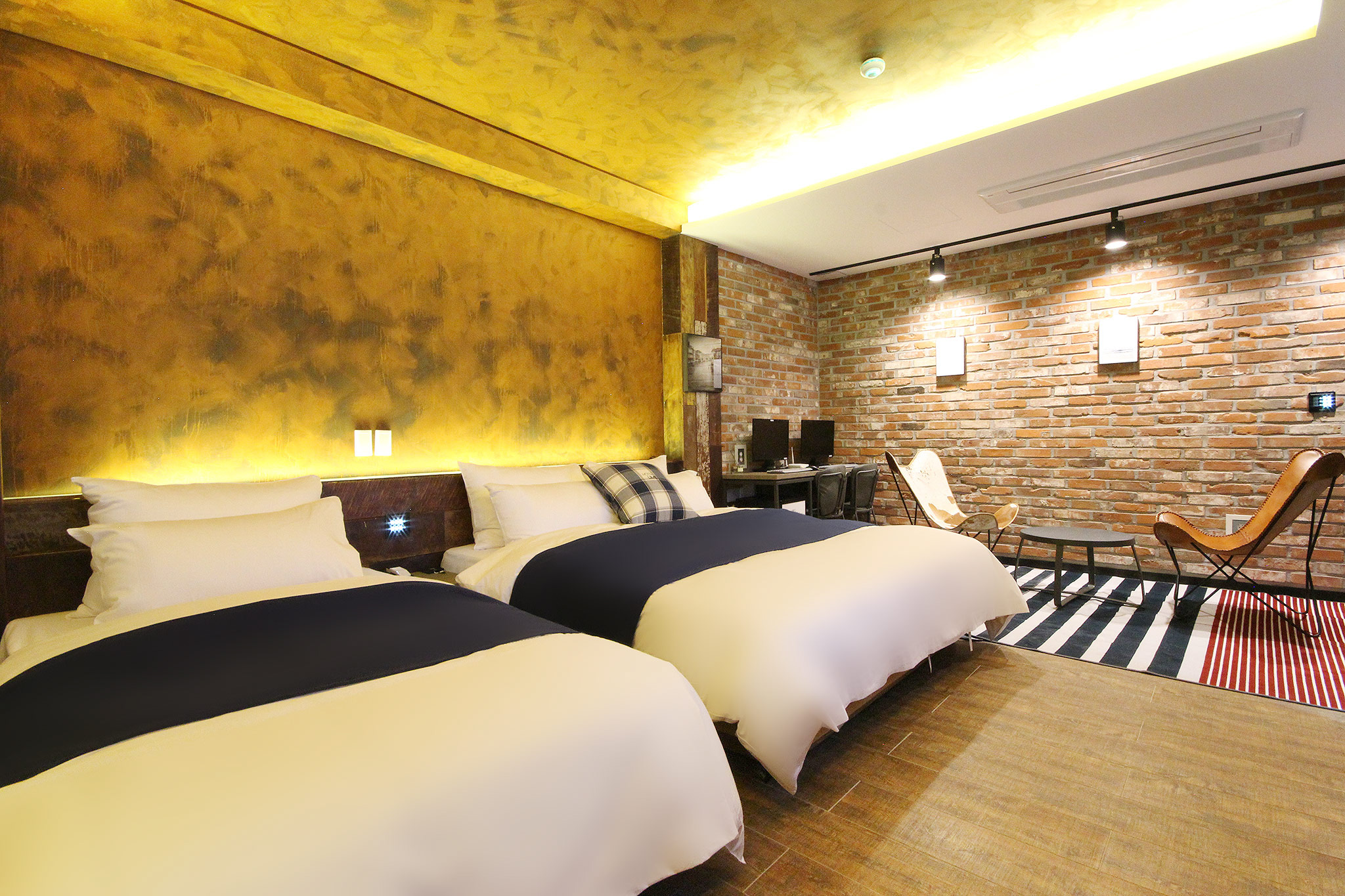 room detail thumbnail 2