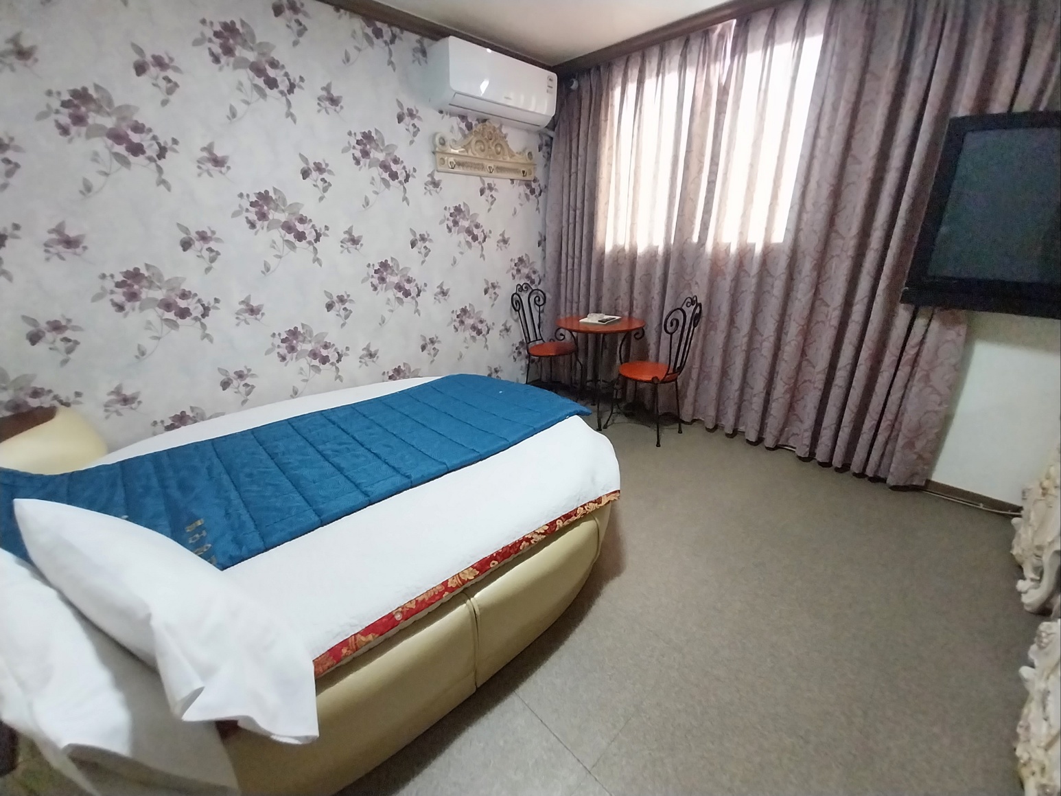 room detail thumbnail 2