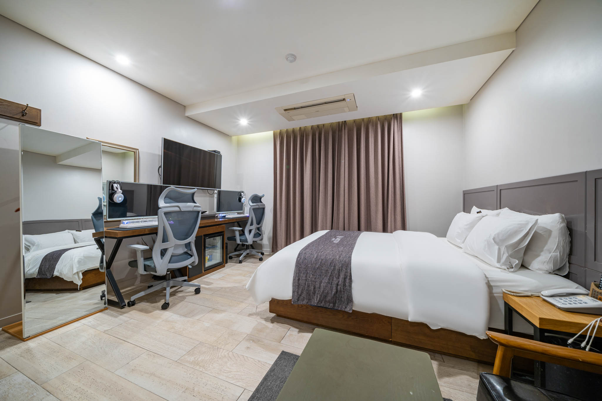 room detail thumbnail 1