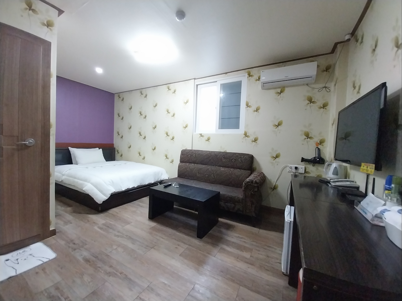 room detail thumbnail 2