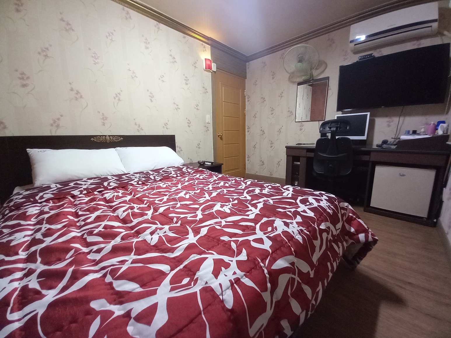 room detail thumbnail 2