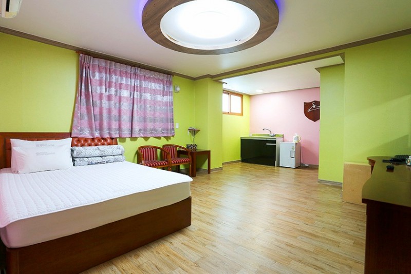 room detail thumbnail 2