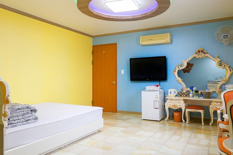 room detail thumbnail 1