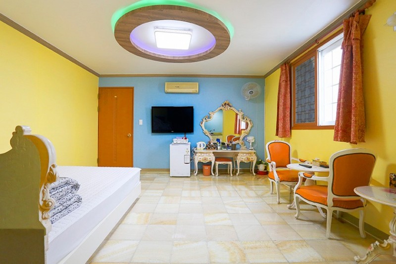 room detail thumbnail 2