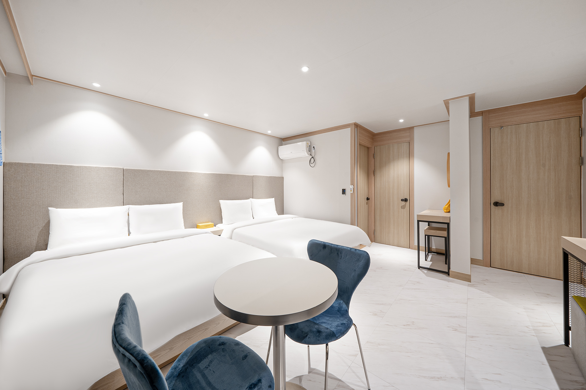room detail thumbnail 1
