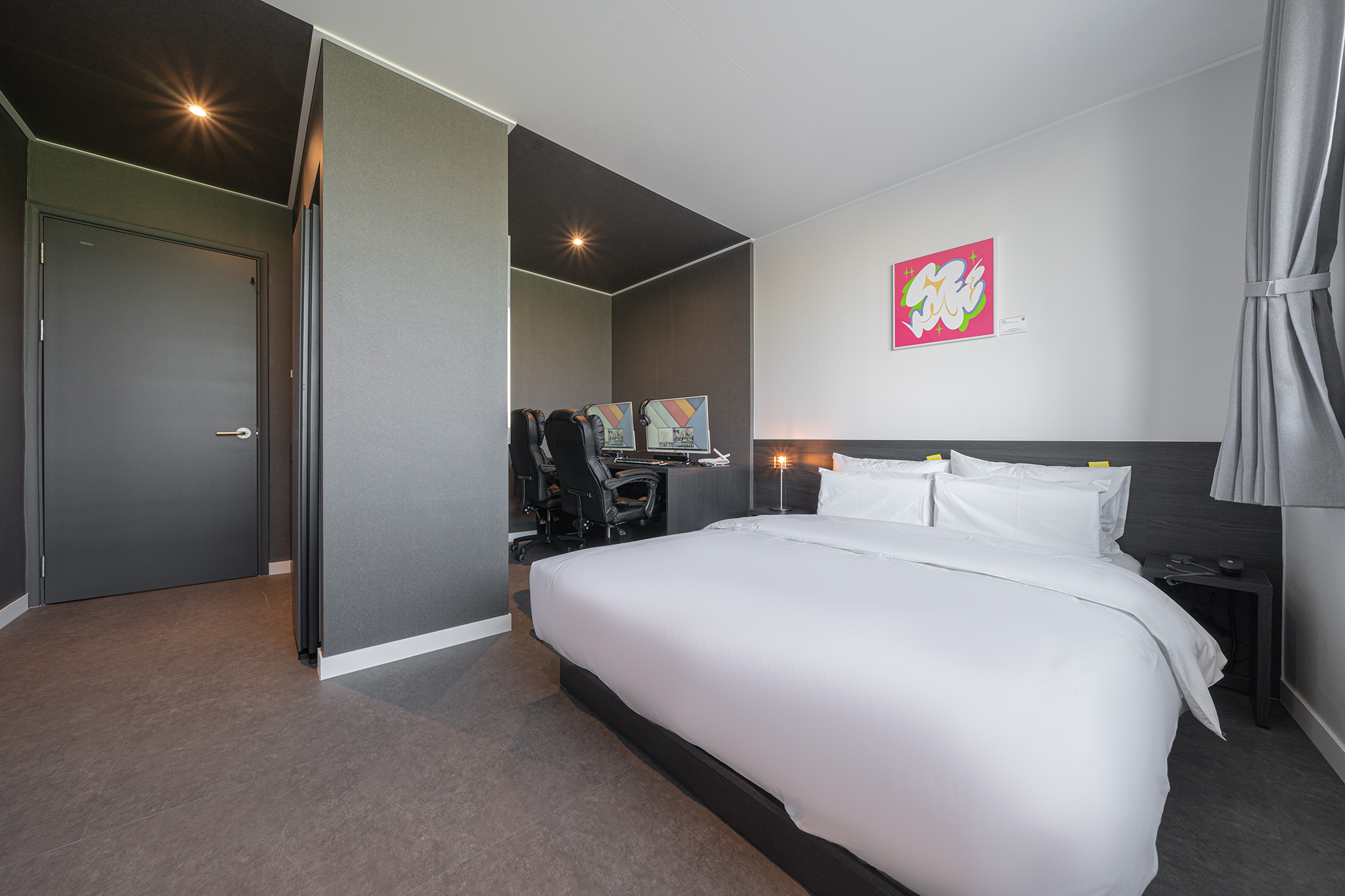 room detail thumbnail 2