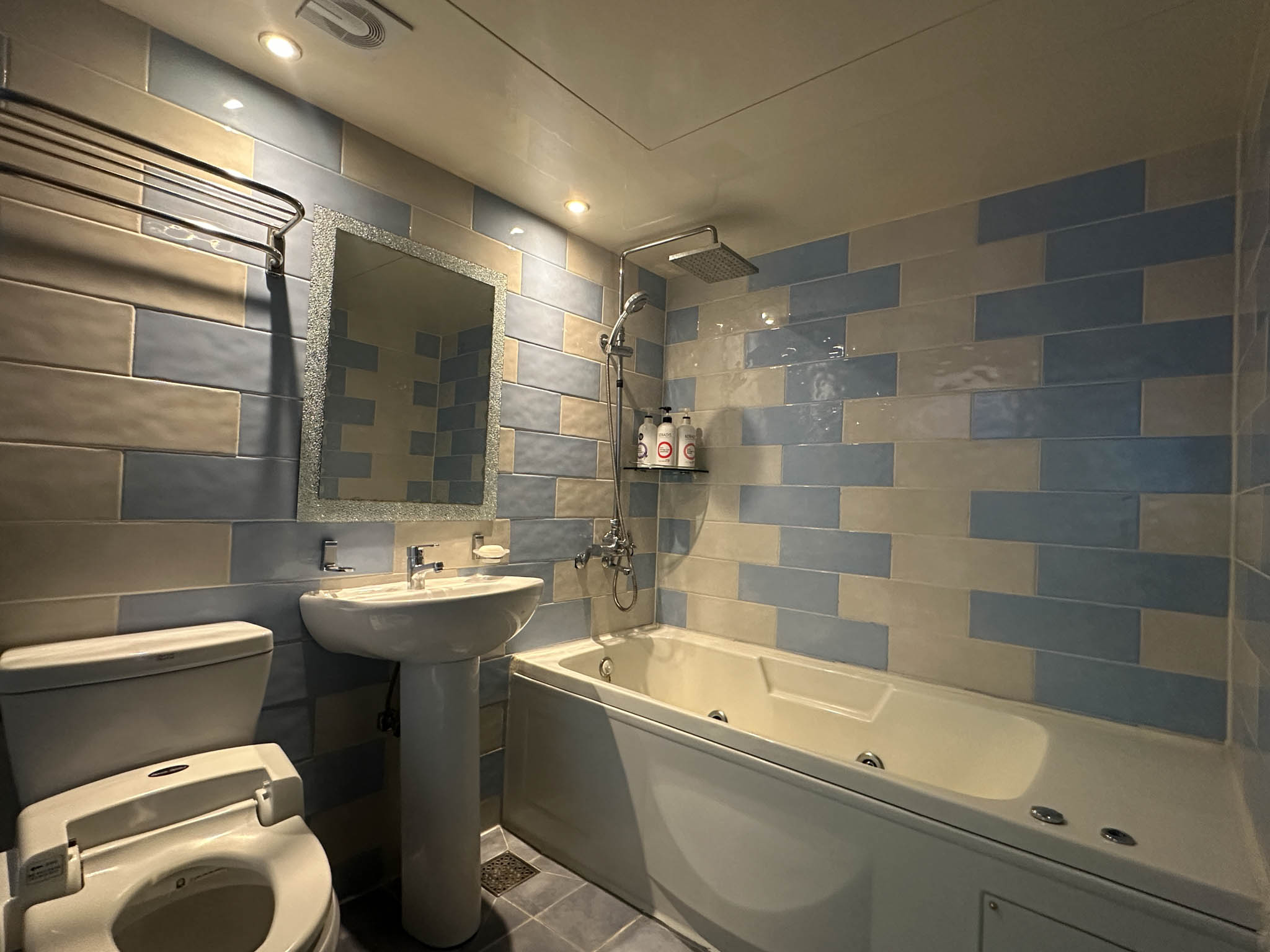 room detail thumbnail 1