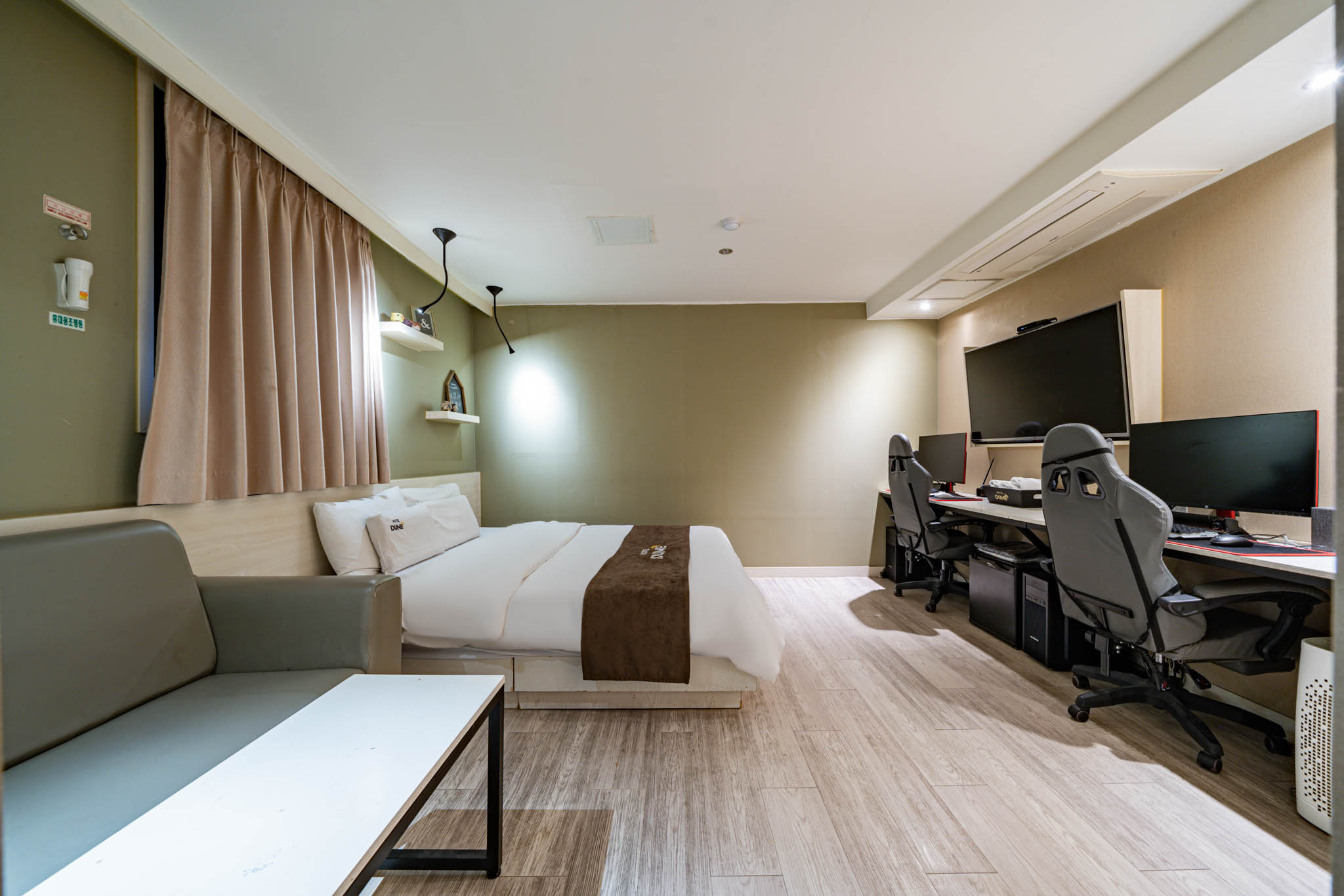 room detail thumbnail 2