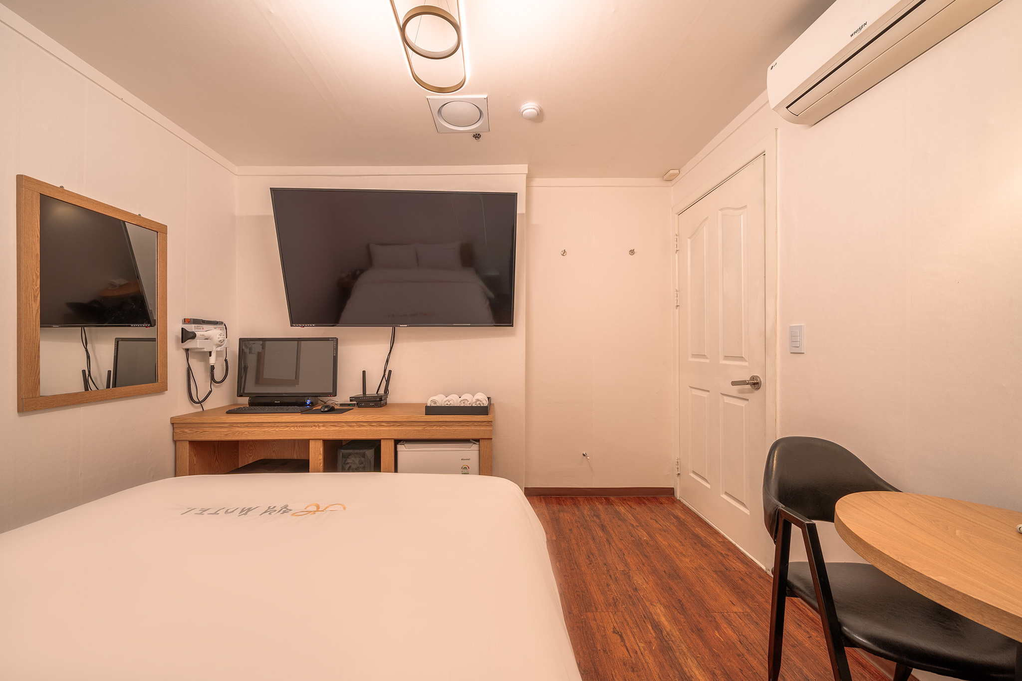 room detail thumbnail 2