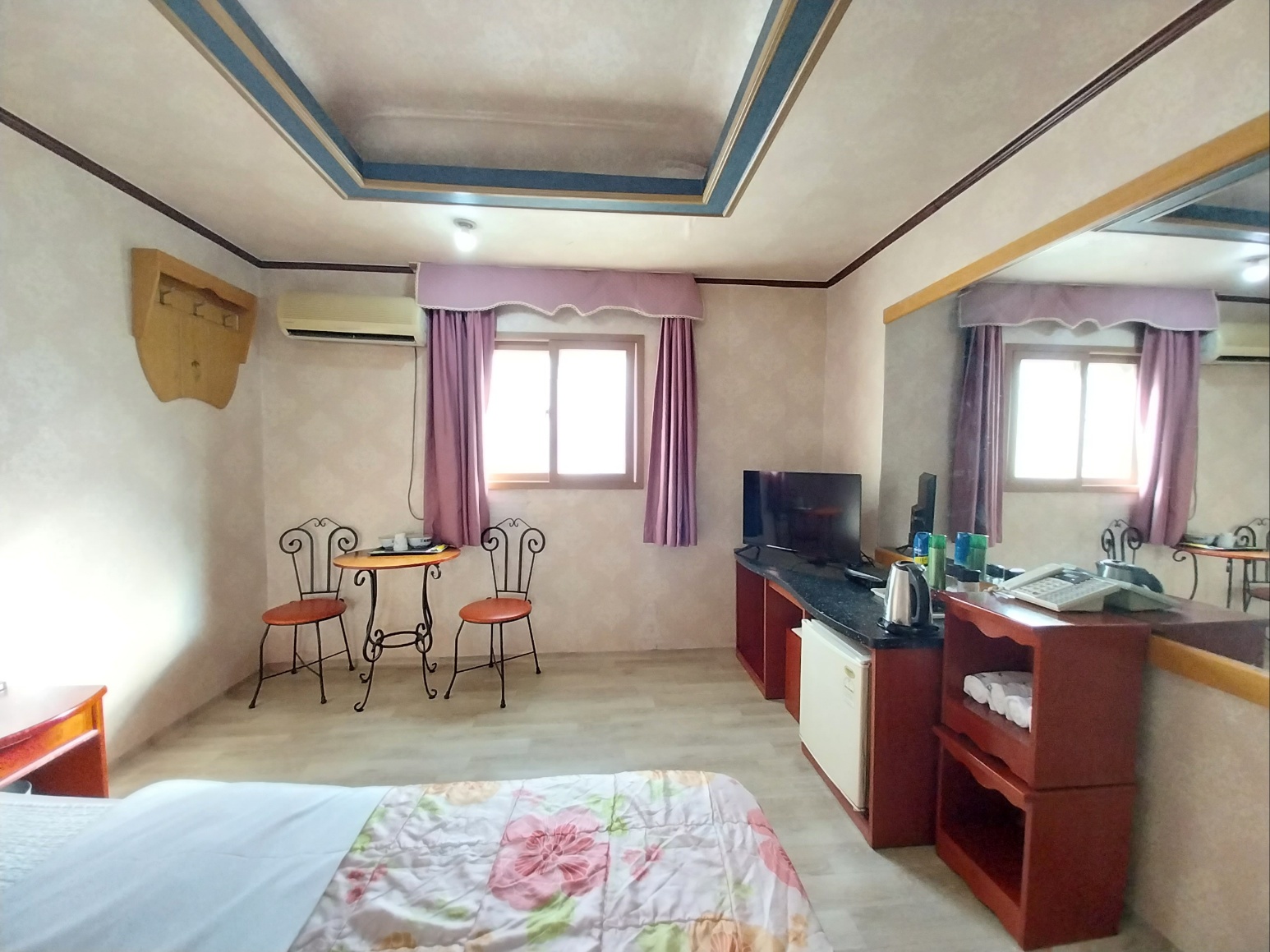 room detail thumbnail 2