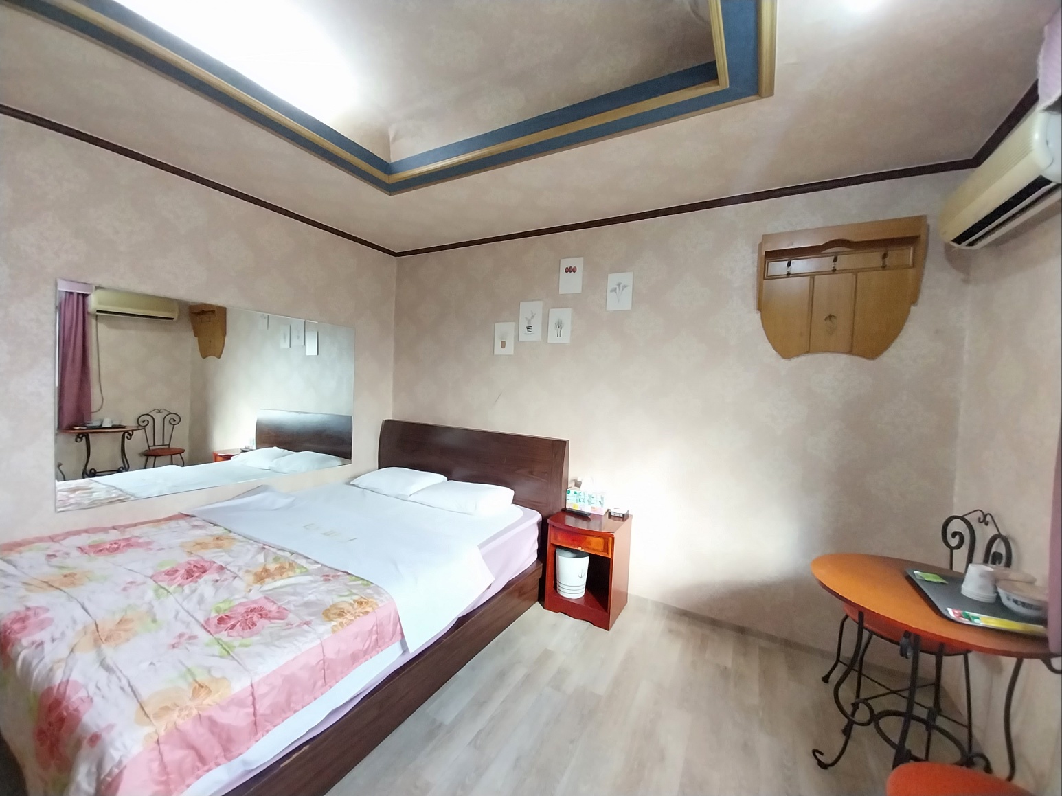 room detail thumbnail 1