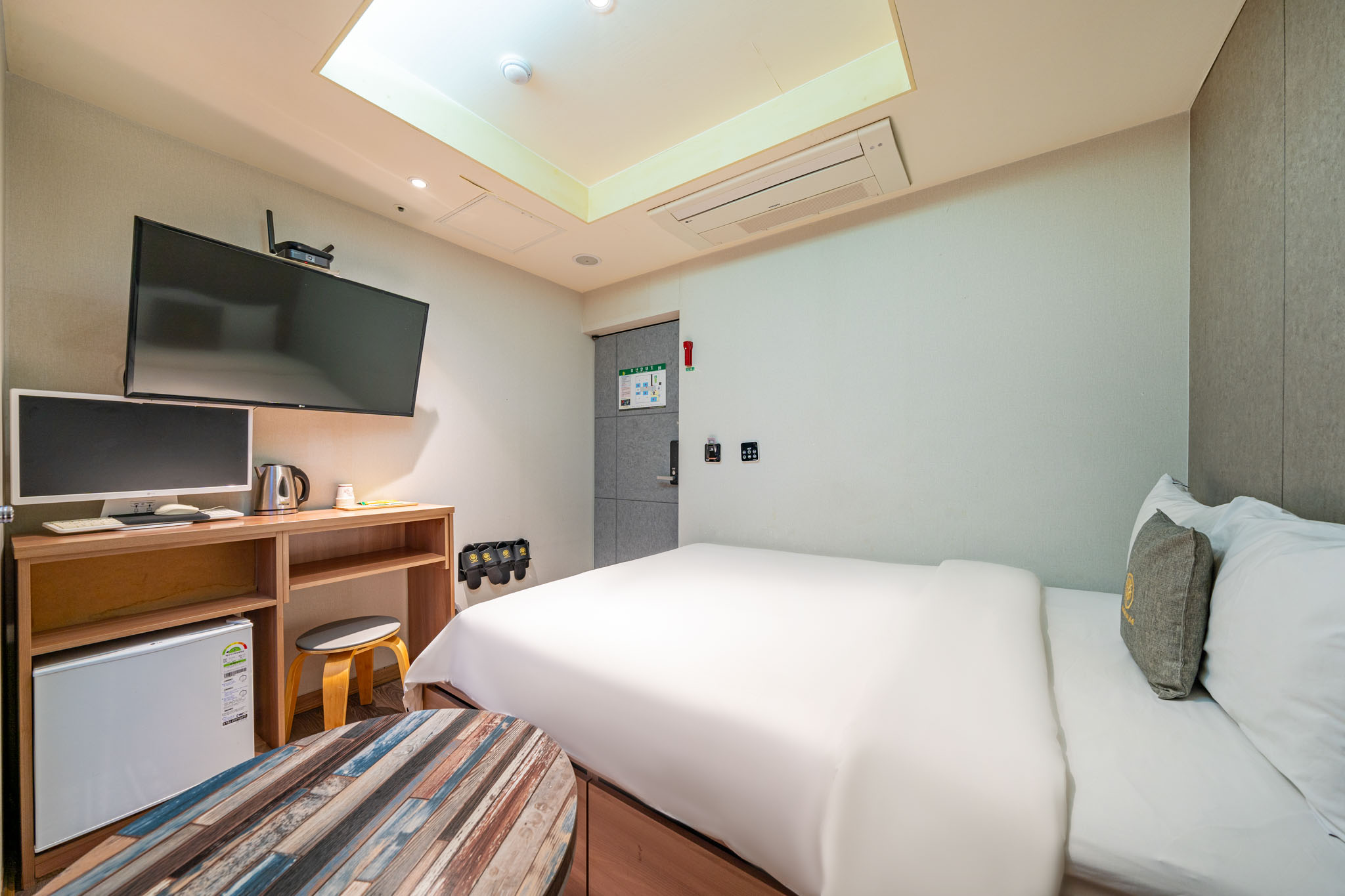 room detail thumbnail 2