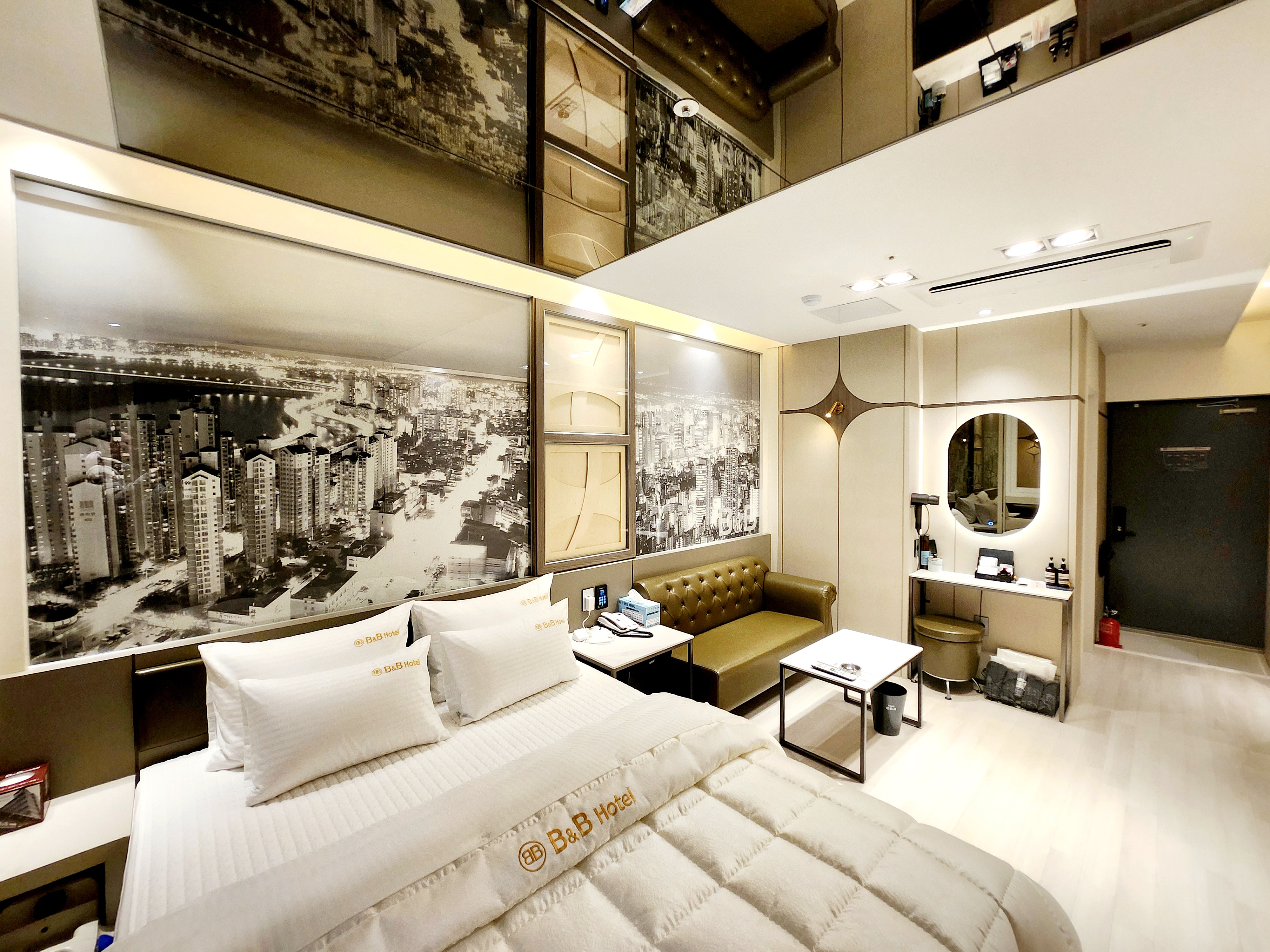 room detail thumbnail 2
