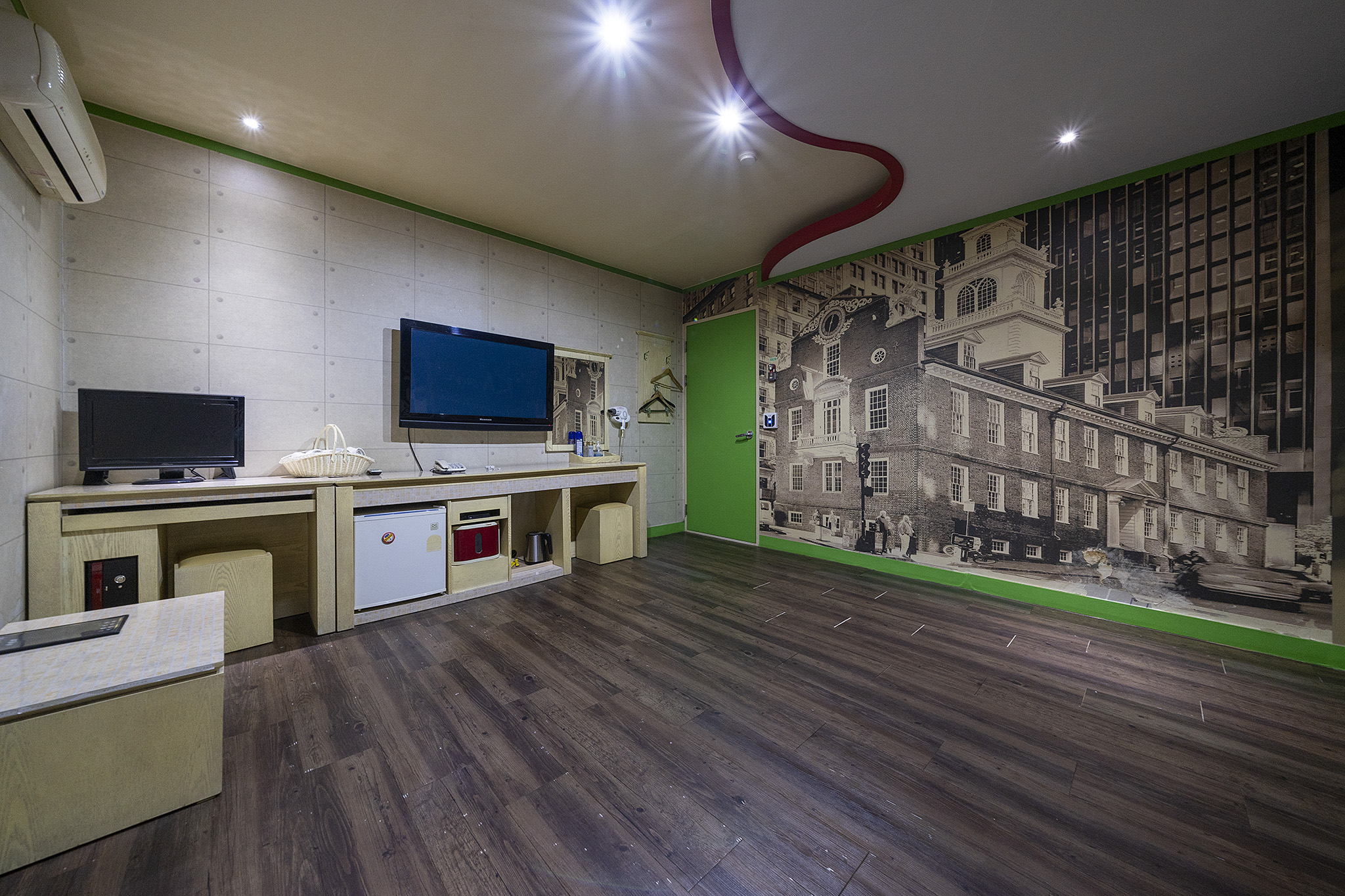 room detail thumbnail 2