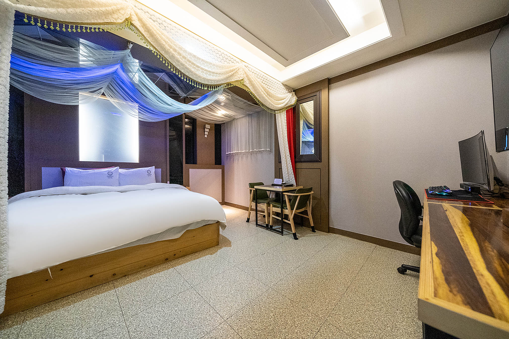 room detail thumbnail 2