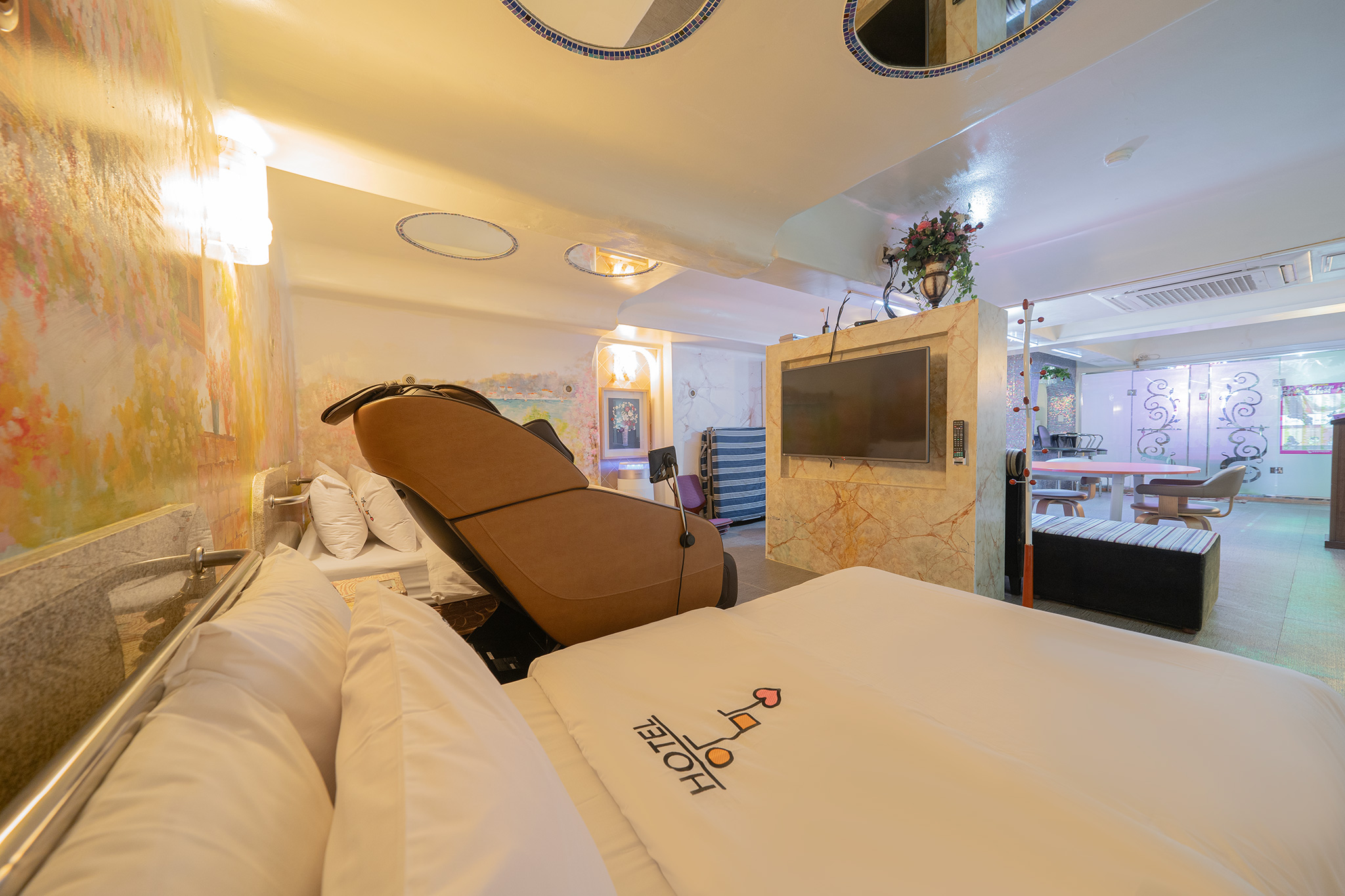 room detail thumbnail 1