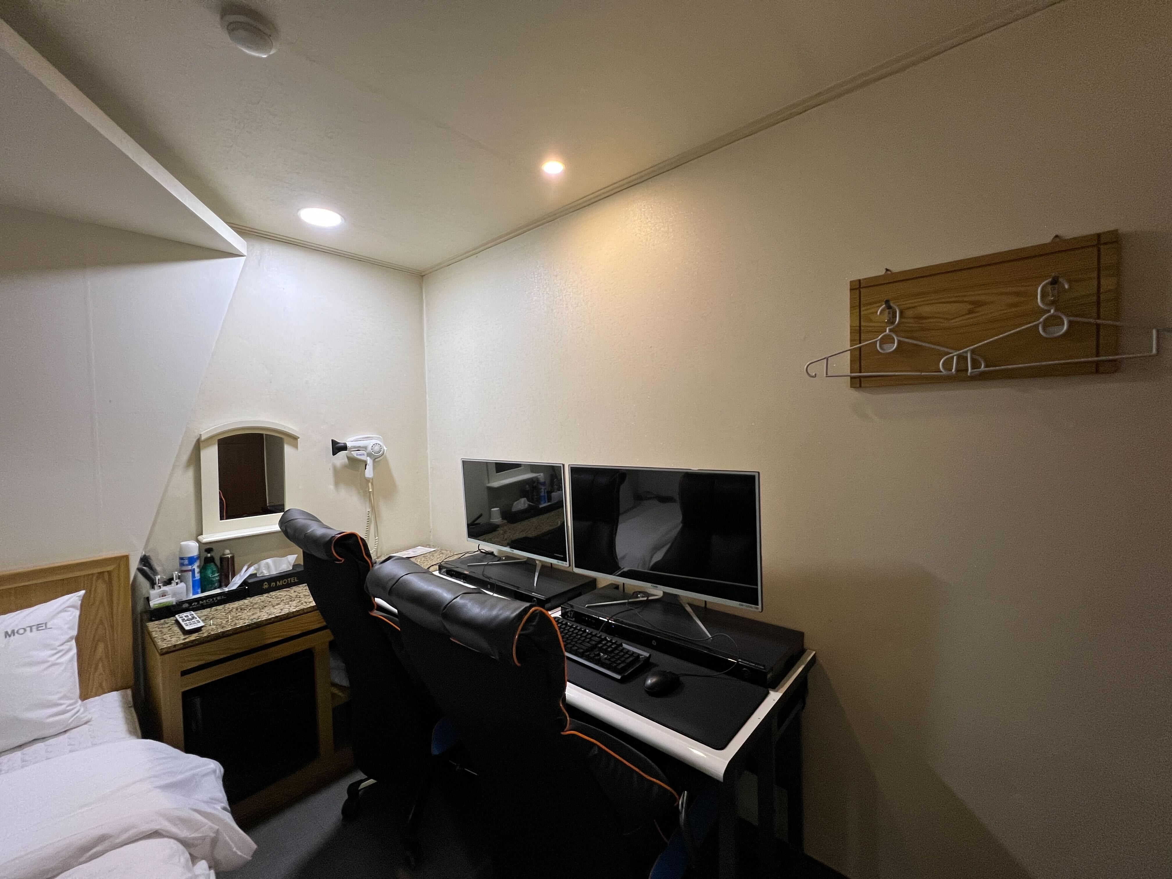 room detail thumbnail 2