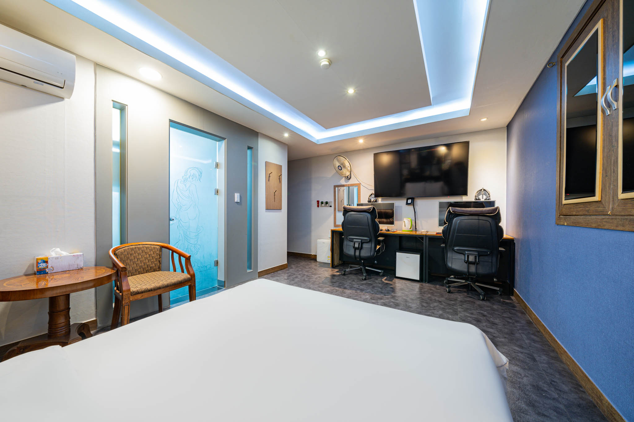 room detail thumbnail 2