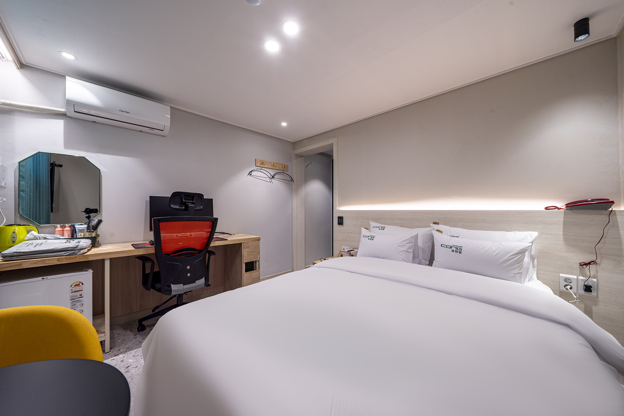 room detail thumbnail 2