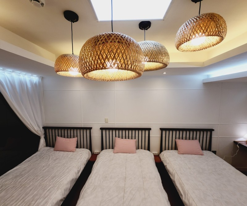 room detail thumbnail 2