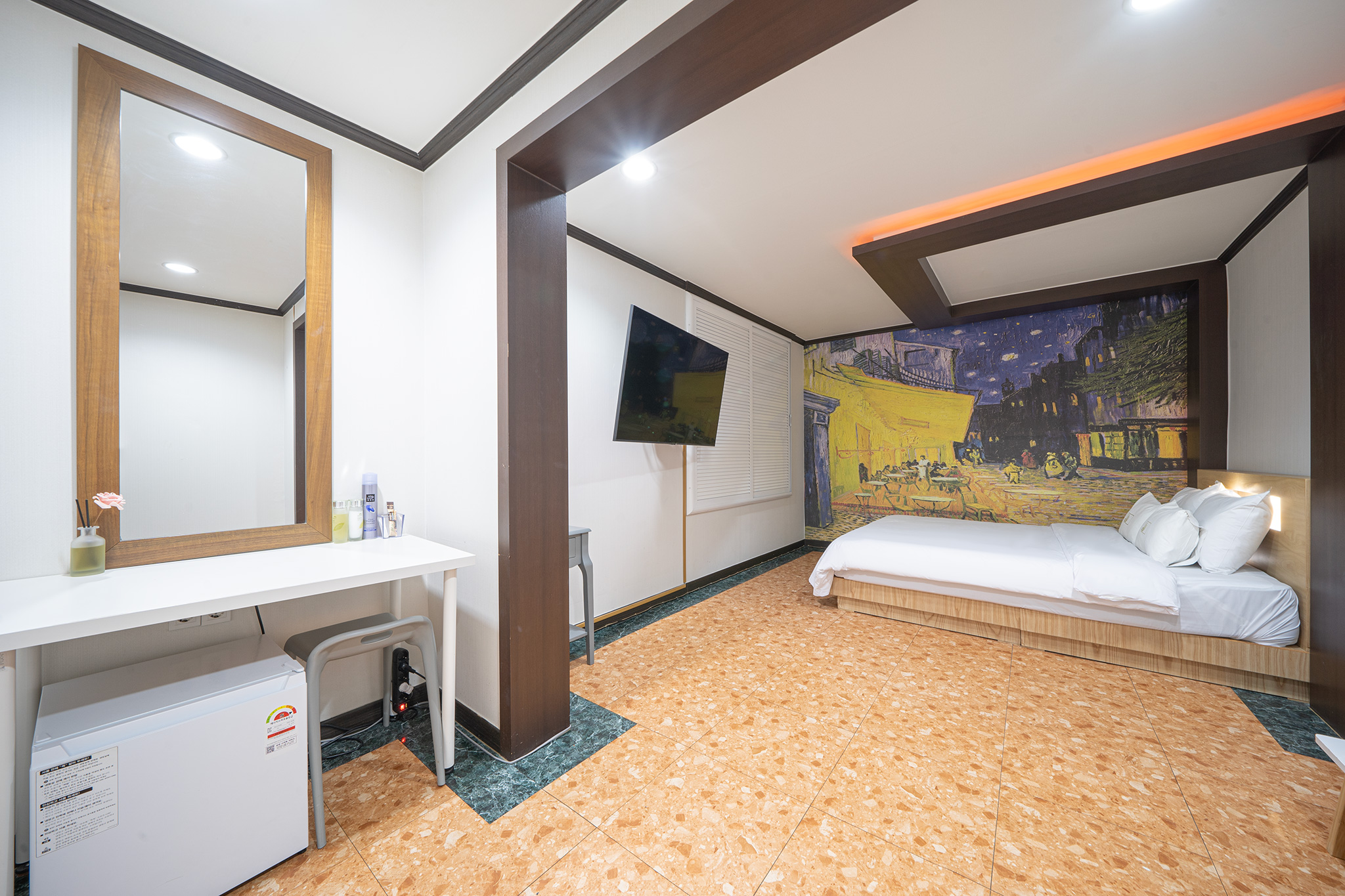room detail thumbnail 2
