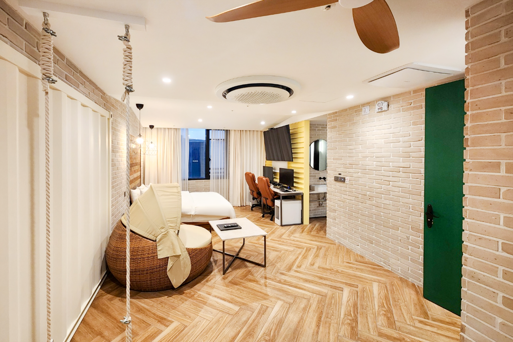 room detail thumbnail 1