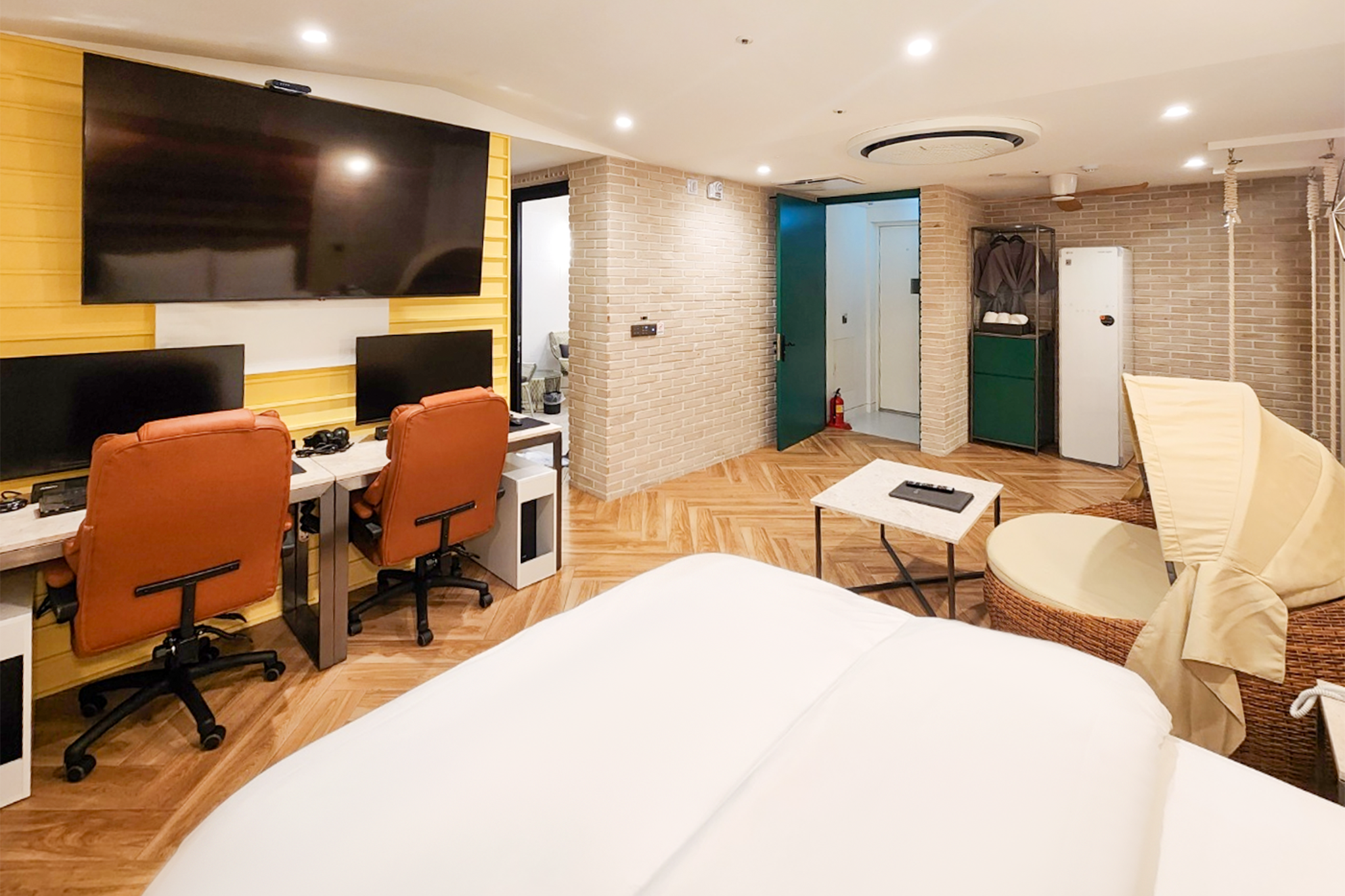 room detail thumbnail 2