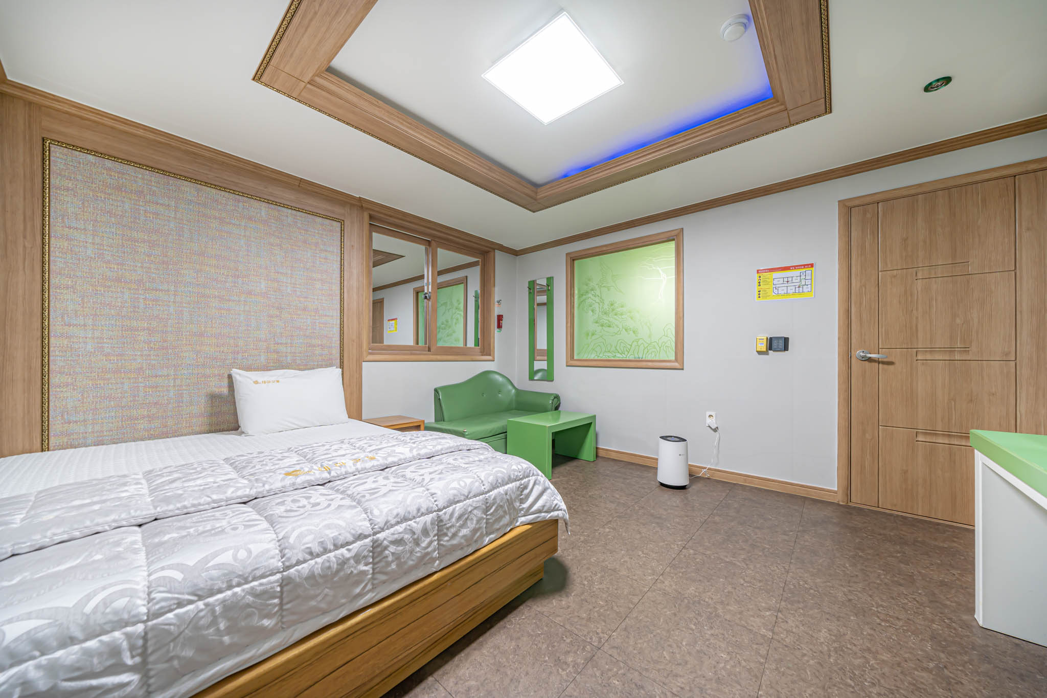 room detail thumbnail 2