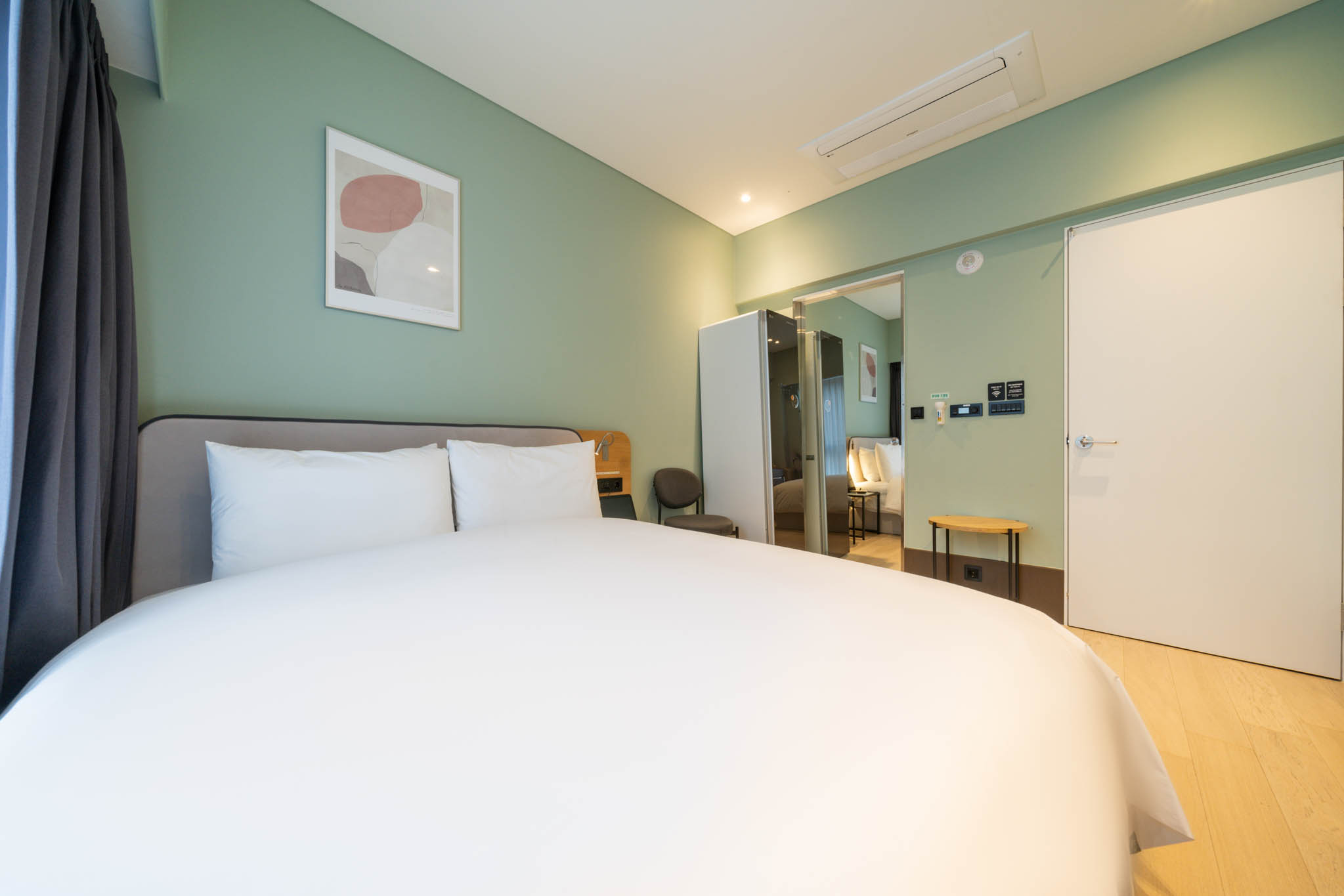 room detail thumbnail 2
