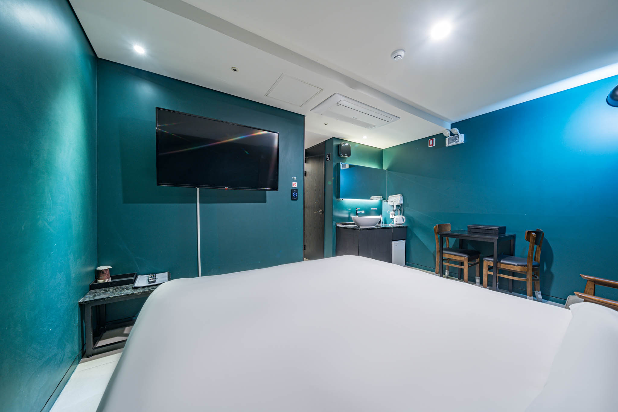 room detail thumbnail 2