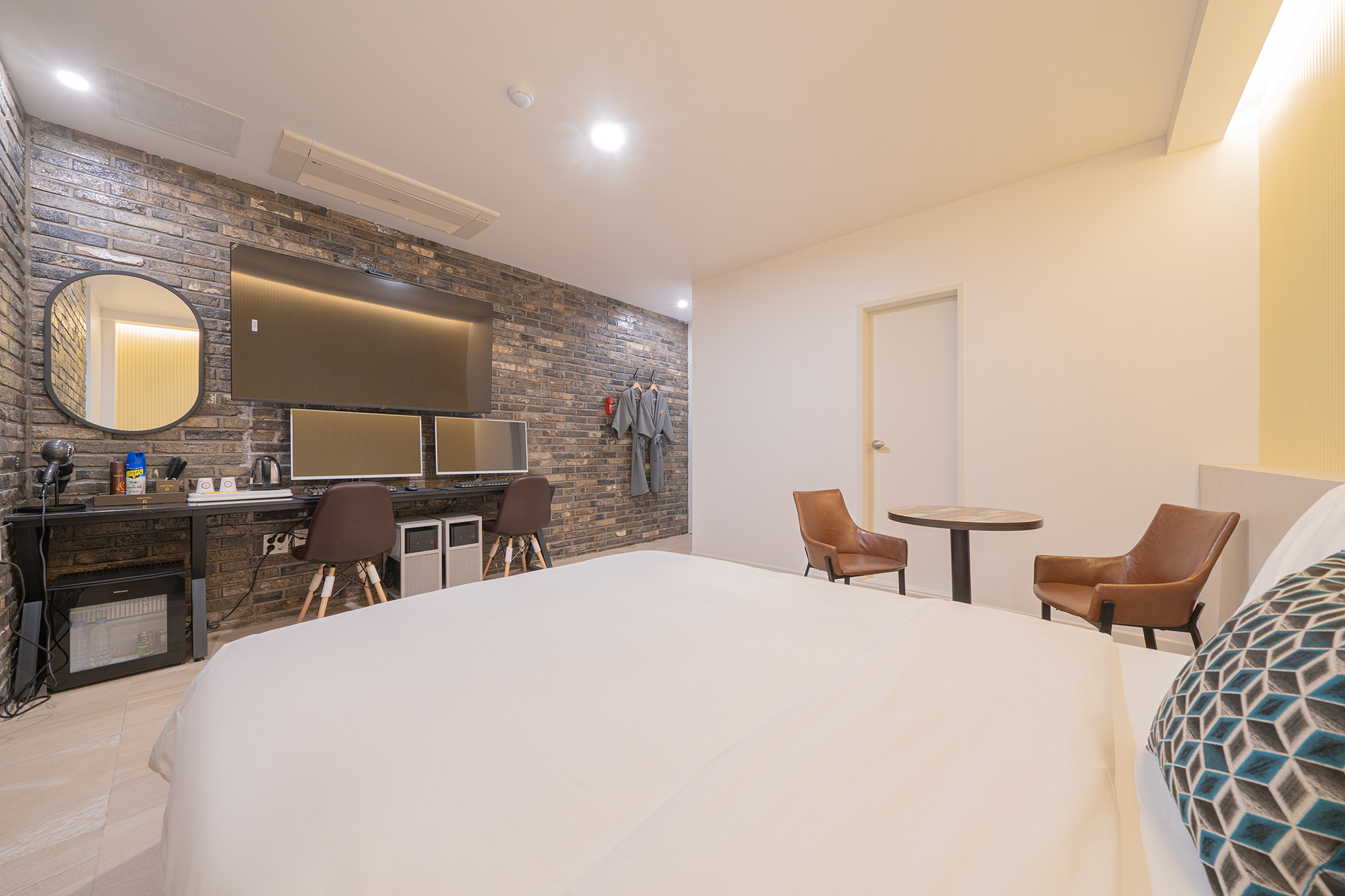 room detail thumbnail 1