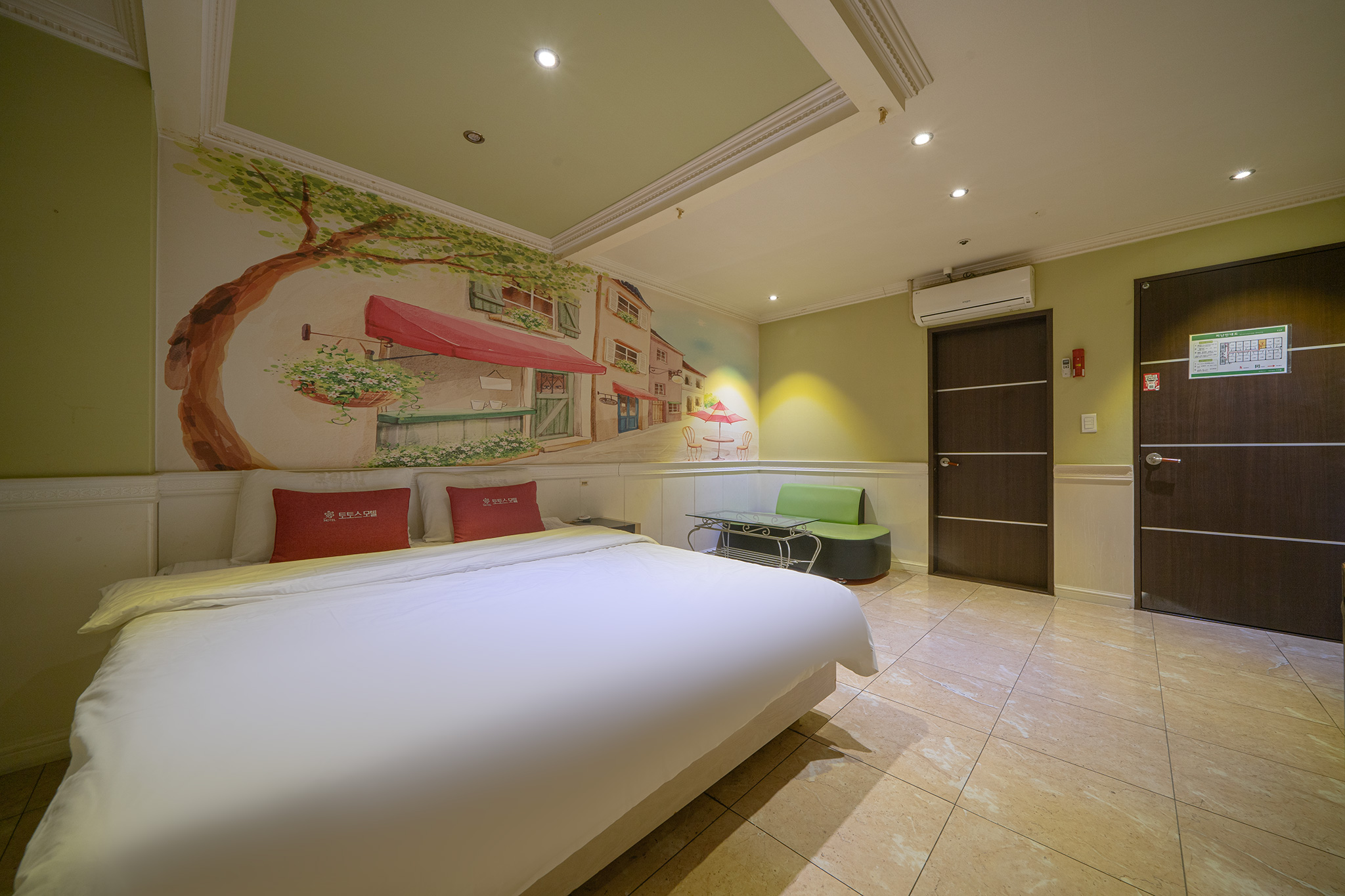 room detail thumbnail 2
