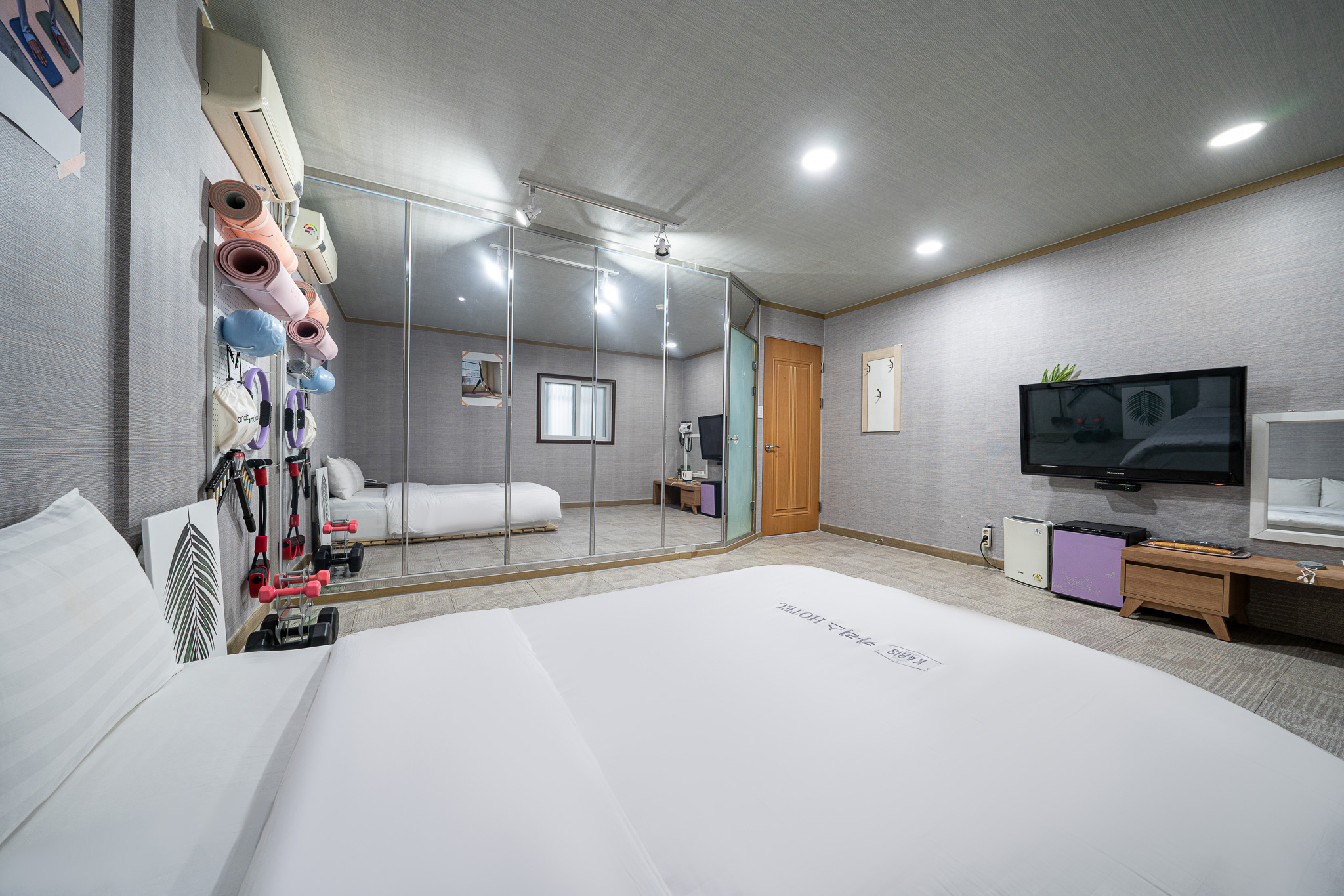 room detail thumbnail 2