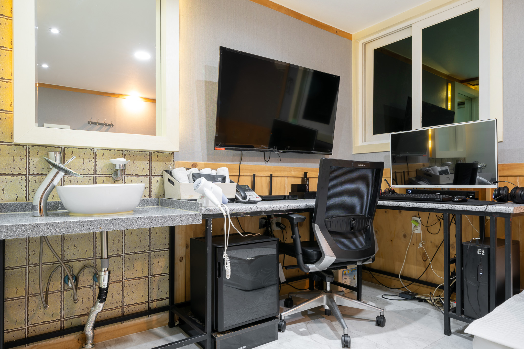 room detail thumbnail 2