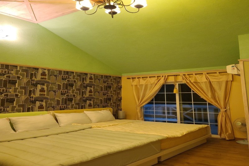 room detail thumbnail 1