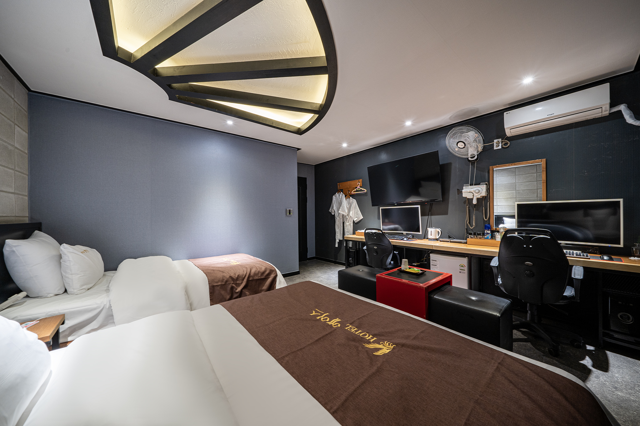 room detail thumbnail 2