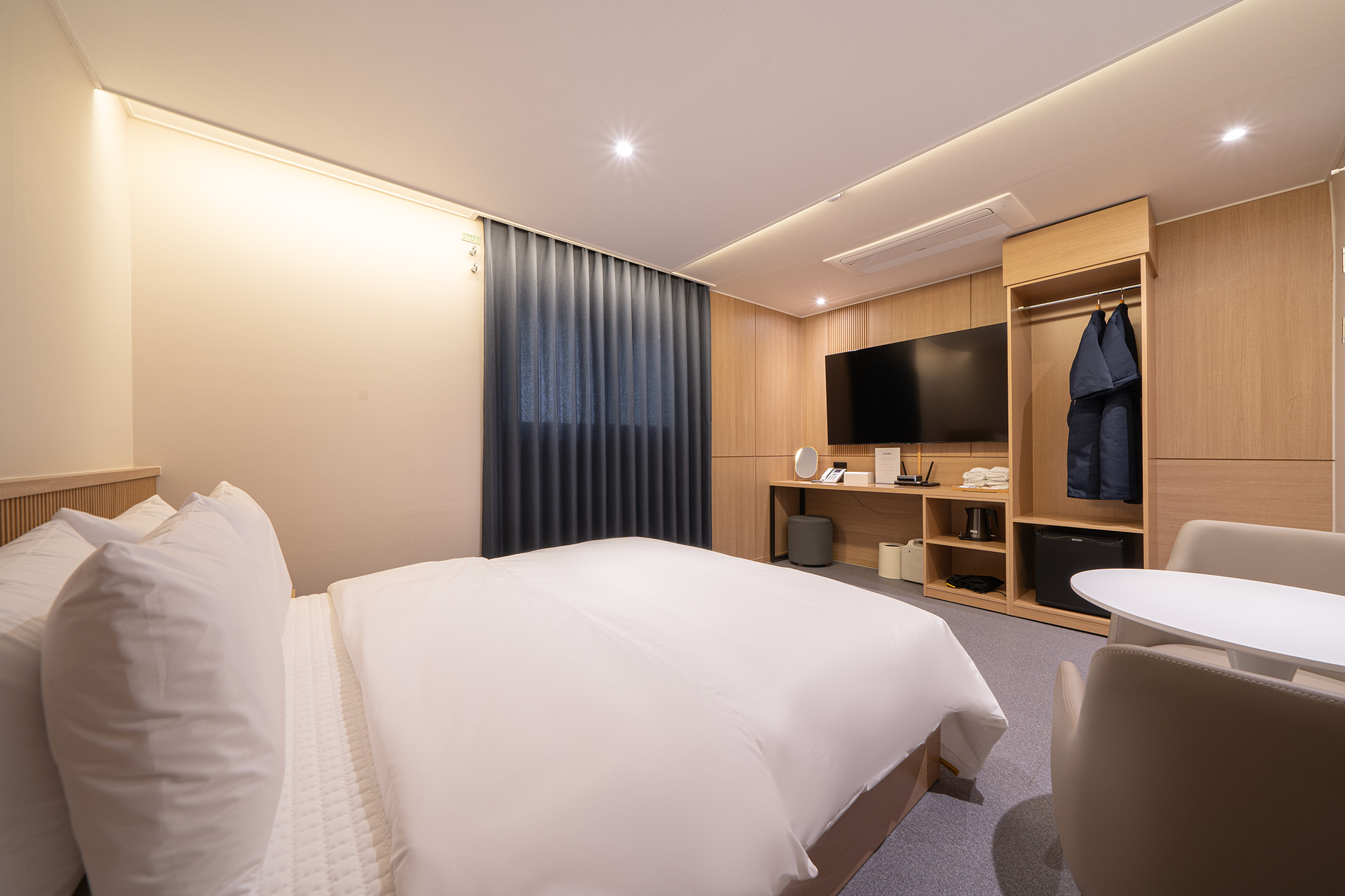 room detail thumbnail 1