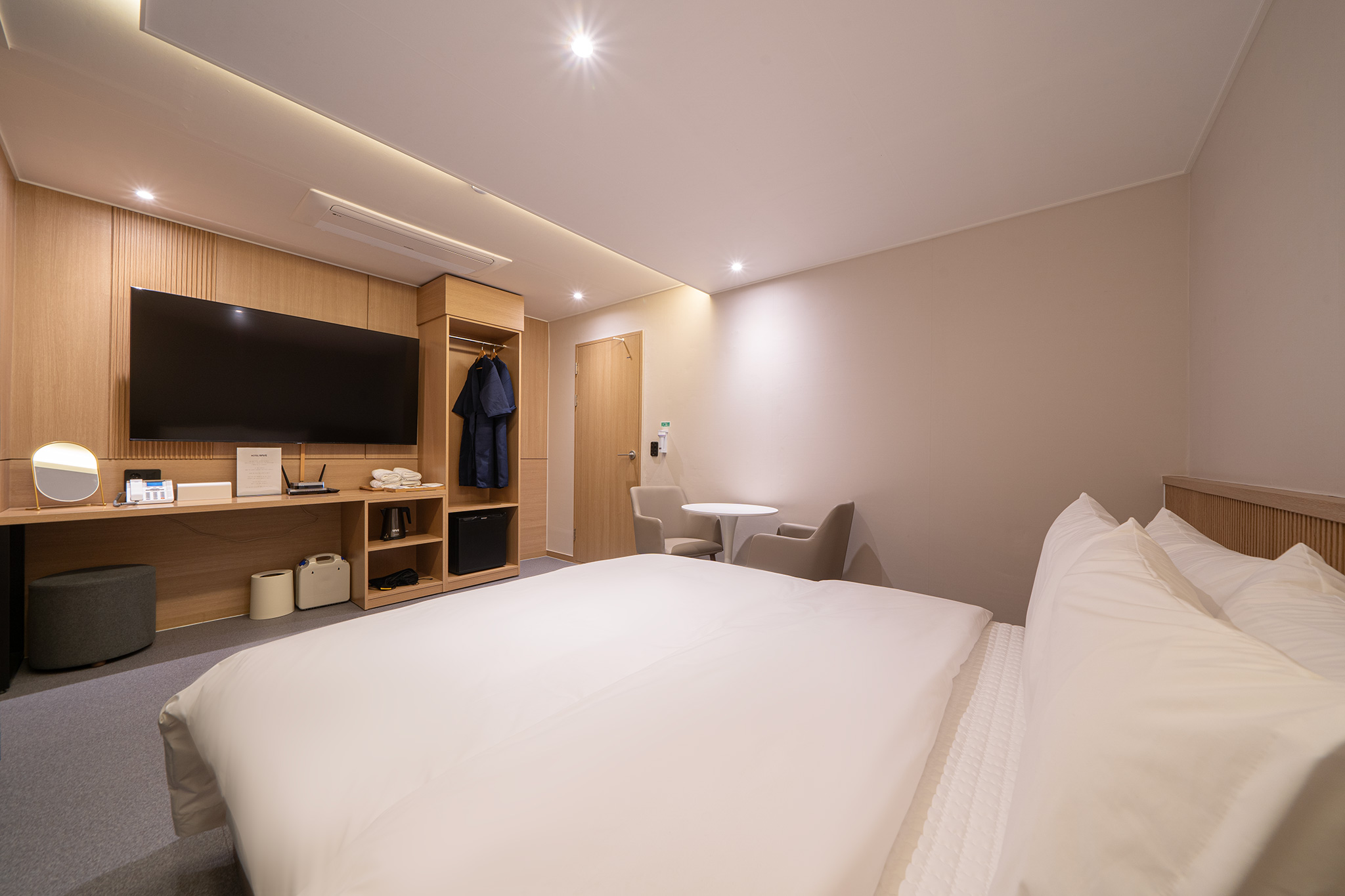 room detail thumbnail 2