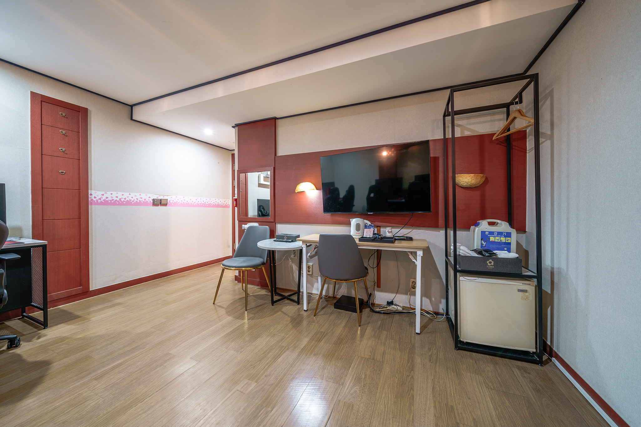 room detail thumbnail 2