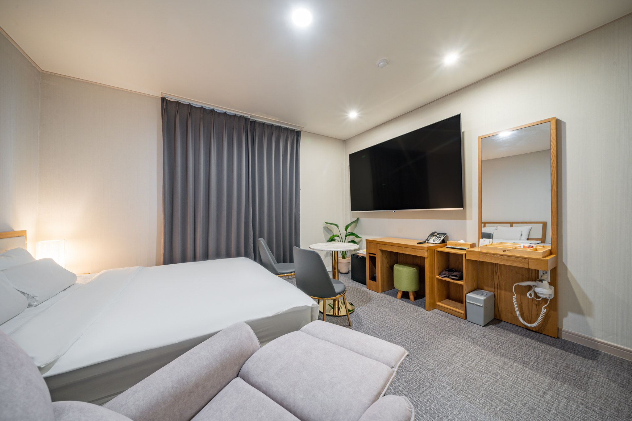 room detail thumbnail 1