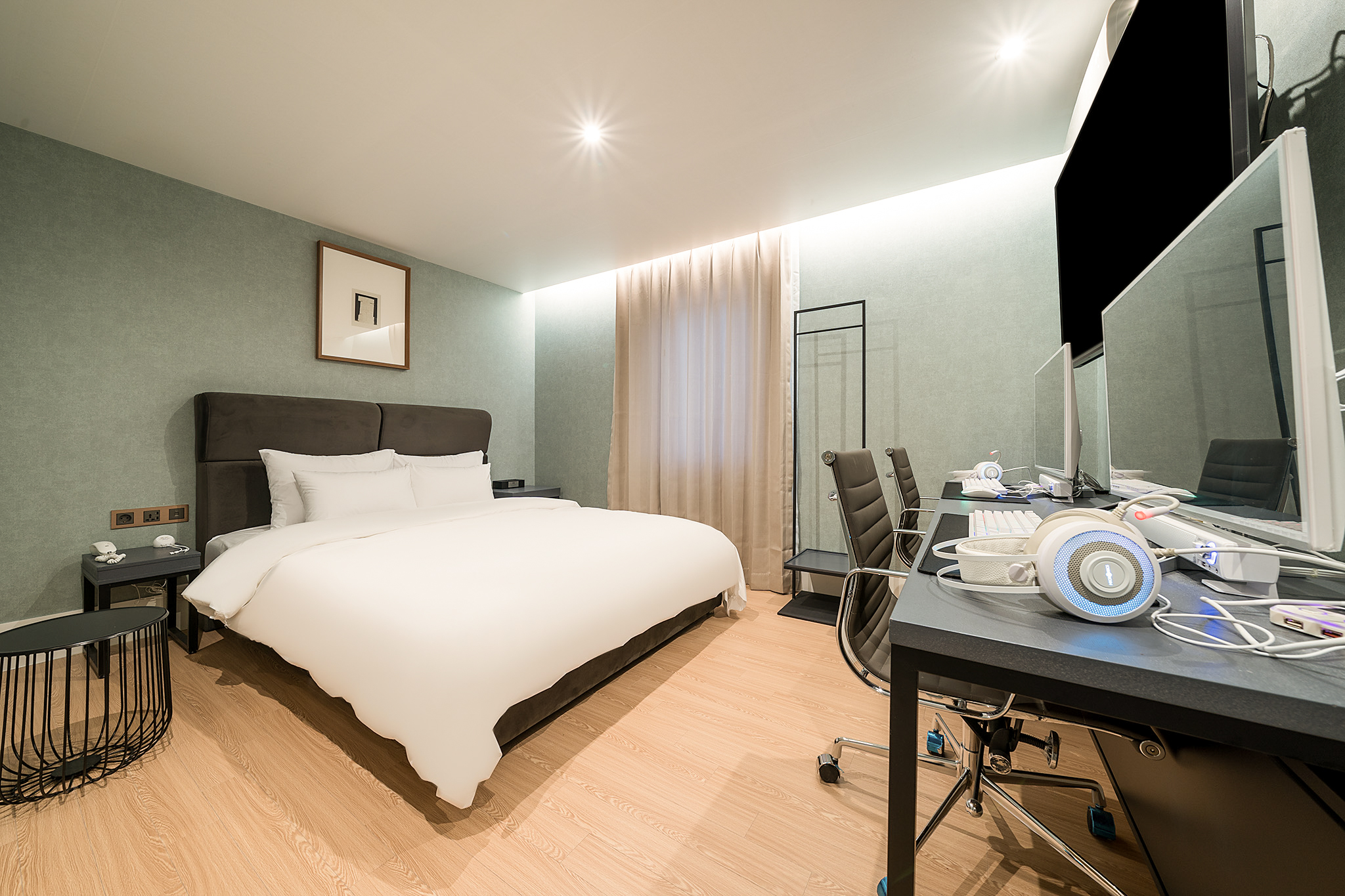 room detail thumbnail 1