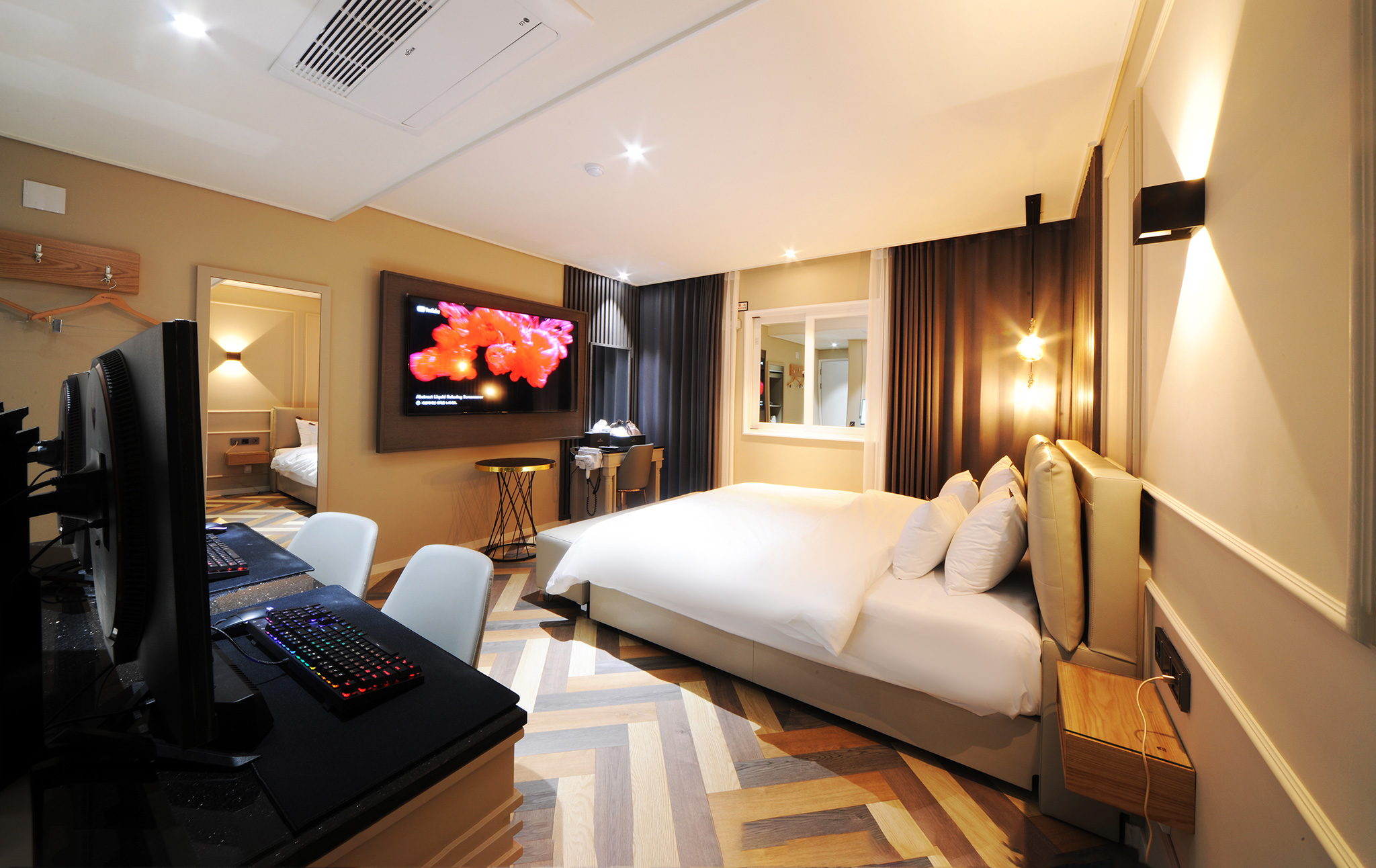 room detail thumbnail 1